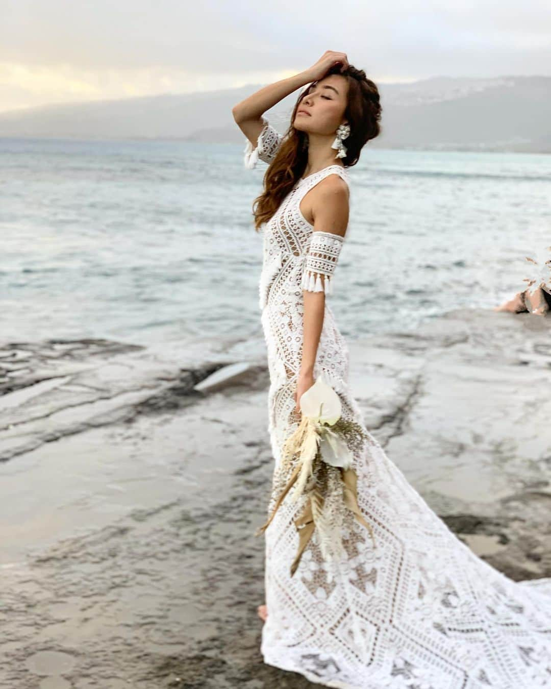 南美沙さんのインスタグラム写真 - (南美沙Instagram)「Hawaii、行きたいなぁ🌺. 最後に行ったHawaiiでのウェディング撮影✨. . . #ウェディングモデル　#ウェディング #Hawaii #hawaiiwedding  #ハワイウェディング」9月24日 23時55分 - miee.misa