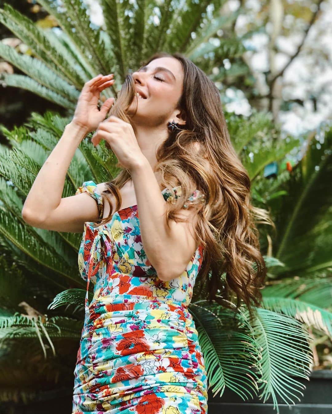 Ozge Gurelのインスタグラム：「Son çiçekli elbiseler 🌸🌸」