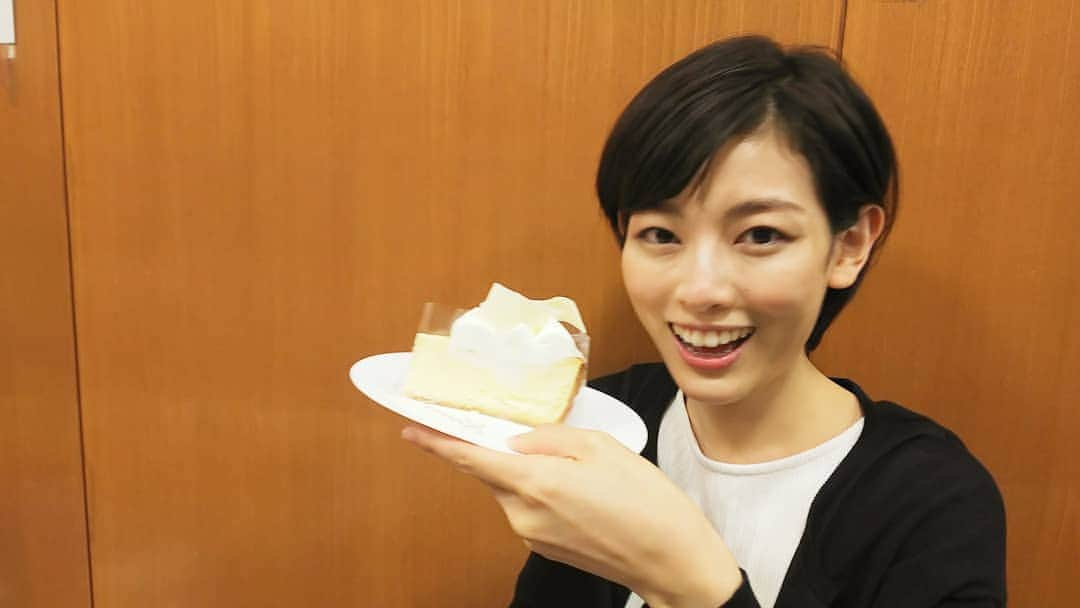 TBS「はやドキ！」さんのインスタグラム写真 - (TBS「はやドキ！」Instagram)「今日は✨﻿ 悠理ちゃんのお誕生日です🎉﻿ ﻿ 🎂🍰HAPPY BIRTHDAY🍰🎂﻿ ﻿ ﻿ 昨日に続き﻿ みんなでお祝いしましたよ🎁﻿ ﻿ ケーキは上野さんが用意してくれました！﻿ ﻿ 悠理ちゃんおめでとう😊﻿ ﻿ ﻿ 皆川﻿ ﻿ #お誕生日﻿ #おめでとう﻿ #中西悠理﻿ #上野愛奈﻿ #皆川玲奈﻿ #アナウンサー﻿ #池田沙耶香﻿ #気象予報士﻿ #はやドキ﻿ #tbs」9月24日 23時49分 - tbs_hayadoki