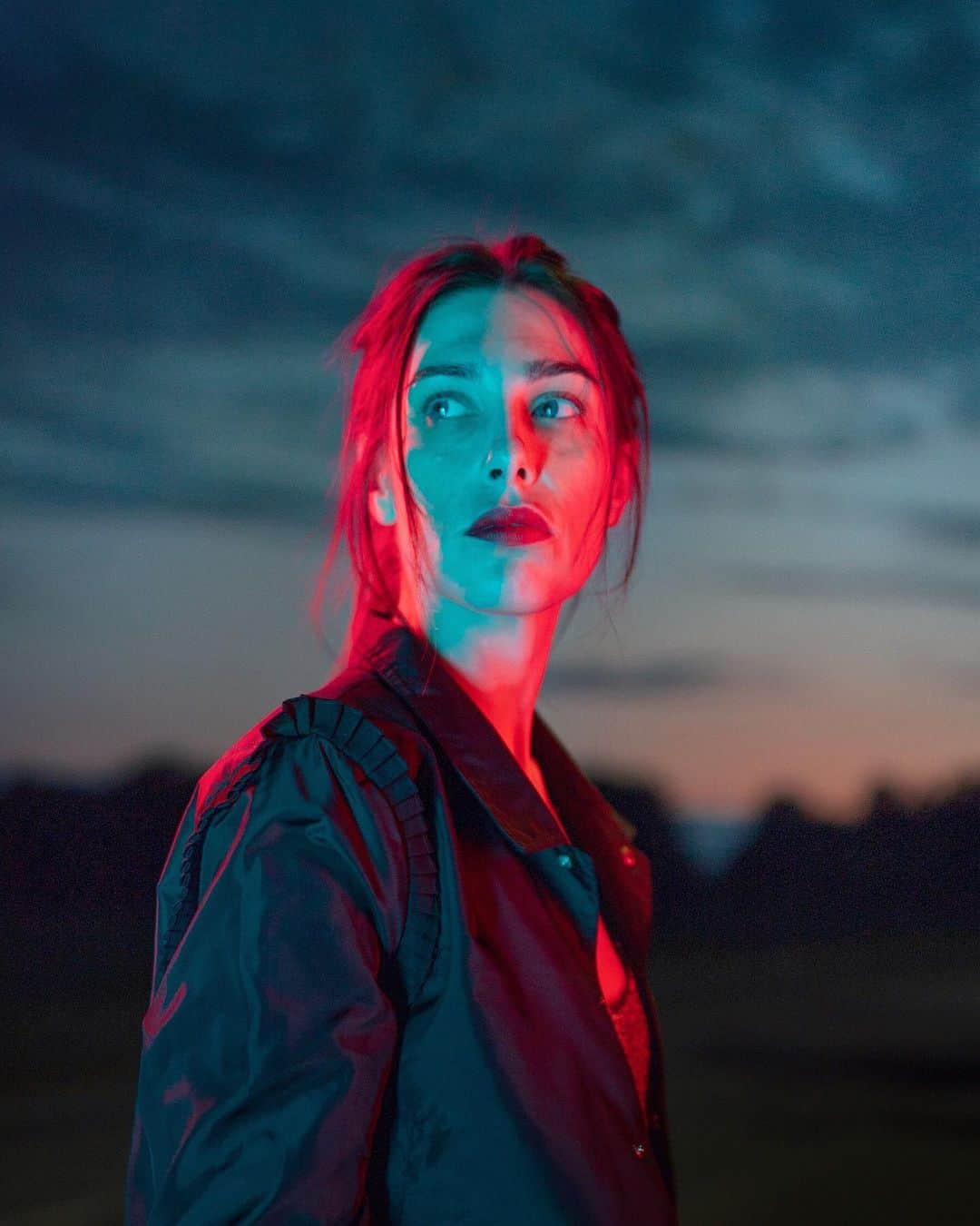 Simone Bramanteのインスタグラム：「{ Led Lights Stories } IV of VI  ITA La luce avvolge e ridisegna il tempo. Il rosso e il blu si fondono in due sguardi persi nel momento, ma rivolti al futuro.  @seatitalia mi ha chiesto di interpretare la personalità di #NuovaSEATleon #DisegnataDallaLuce #ad   ENG Light envelops and redesigns time. Red and blue come together in two gazes lost in the moment, but looking to the future.」