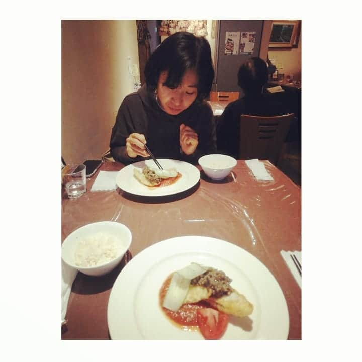 近藤笑菜さんのインスタグラム写真 - (近藤笑菜Instagram)「昨夜、ドラマ「レンタルなんもしない人｣11話見てくださった皆さん、ありがとうございます🌸 見たよーと連絡をもらったり、感想をいただいたり本当にうれしい♡ 私はメイクの福井ちゃんでした👩🏻💄💅 見そびれたー！という方は、TVerやParaviなどオンデマンドで見逃し配信やっておりますのでぜひー📺✨ . そして来週はいよいよ最終回！ 11話かなり波乱で終わったからな。ほんとドキドキしてしまった。ここからどうなるのかー！皆さまぜひ最後までお楽しみください🧢 . 📸 今日は笑子さんと #笑笑会 👭 すっごく並びつつ、その間も存分にだべりつつ、ありえないコスパのランチをゆったり堪能して楽しかったなぁ♡ 落ち着いたら旅行で行きたいところの話してたらお出かけ欲がわいてもうた～旅いきて～～✈️ . #レンタルなんもしない人 #ドラマ  #テレ東 #ドラマホリック  #tv #drama」9月24日 23時50分 - emina_kondo