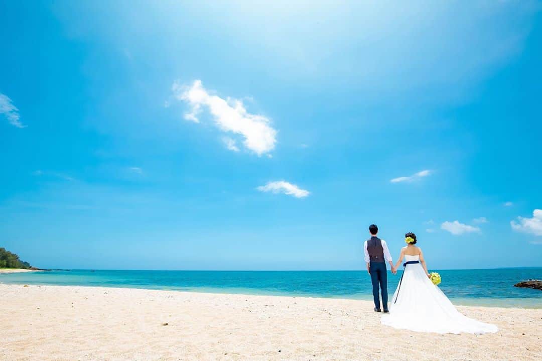 H.I.S. ウェディング（エイチ・アイ・エス）さんのインスタグラム写真 - (H.I.S. ウェディング（エイチ・アイ・エス）Instagram)「≪🌷本日の花嫁🌷≫ . 挙式を終えられた新郎新婦さまの加工なしのリアルな お写真です🥰  式場選びのご参考にされてみてくださいね🕊 . . . 📍Wedding at  #沖縄　#美らの教会 . . Q) リゾート挙式・旅行中の感想やエピソードをお聞かせください >>> 🤵👰 旅行の中に結婚式が組み込まれてるようなかんじで、リラックスして楽しむことができました🤗挙式の後は宮古島で新婚旅行を過ごしてとても素敵な思い出になりました🌴  Q) リゾート挙式で一番楽しかったことをお聞かせください >>> 🤵👰 家族みんなでビーチで記念撮影ができたことです😆パーティーでの食事も家族のみだったのでみんなリラックスしていて、楽しむことができました🍽🥂 . . 📯2021年までお得な商品を発売中📯  人気のハワイ、沖縄を中心にいち早く来年の ご予約を承っています💒  詳しくは、TOPのプロフィールよりホームページをご覧ください🖥 . . ‥‥‥‥‥‥‥‥‥‥‥‥‥‥‥‥‥‥‥‥‥‥‥‥‥‥‥‥‥‥‥‥ . ▶︎ハッシュタグのあとに「チャペル名his」 で検索してみてね！ HISの先輩花嫁のお写真が見られるよ🕊 . . ▶︎みなさんのご質問にお答えします♡ 『海外挙式ってどんな感じ？』 『予算は？』 『準備期間は？』 『まずどうしたらいいの？』 など、疑問や質問があればコメント欄に入れてね😉❣️ お答えしていくよ♪ . ▶︎HISで挙式をされた花嫁さんは　#his卒花  とハッシュタグを入れてね！ こちらで紹介してもいいよ、という方はDMお待ちしてます♪ . ──────────────────── #hisウェディング #沖縄ウェディング  #リゾート婚 #リゾート挙式 #海外ウェディング #結婚式準備 #プレプレ花嫁 #幸せバトン #日本中のプレ花嫁さんと繋がりたい #ゼクシィ2020  #タビ嫁 #tabijyo_wedding #2021春婚 #2021秋婚 #プロポーズ #理想の結婚式  #his卒花 #海外挙式準備 #サマーウェディング #撮影ポーズ #ハワイ好きな人とつながりたい #式場探し中 #海外ウェディングフォト #リゾートウェディング #結婚式は旅だ #リゾ婚 #美らの教会his #沖縄挙式」9月24日 23時51分 - his_wedding