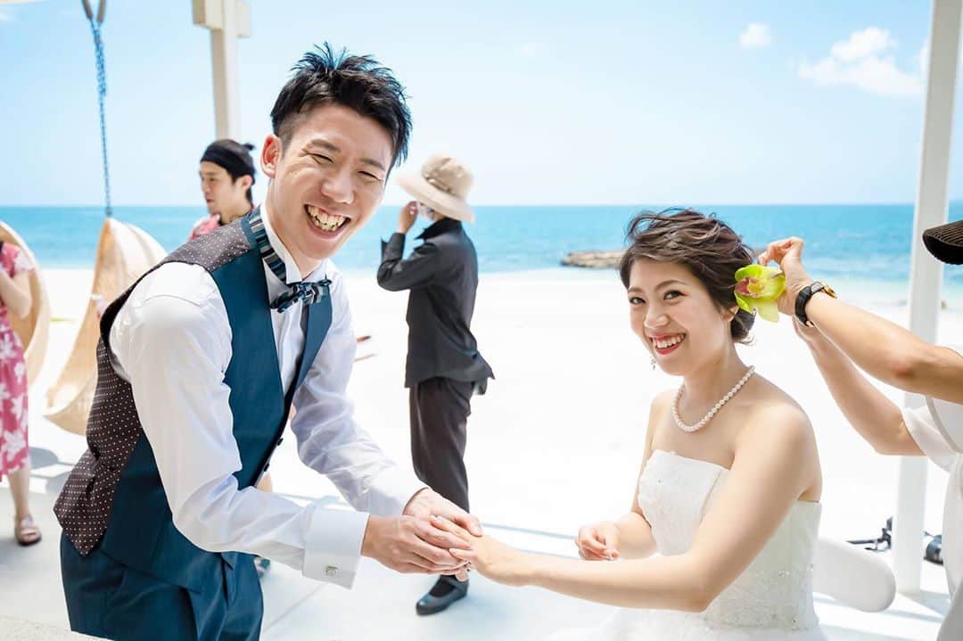 H.I.S. ウェディング（エイチ・アイ・エス）さんのインスタグラム写真 - (H.I.S. ウェディング（エイチ・アイ・エス）Instagram)「≪🌷本日の花嫁🌷≫ . 挙式を終えられた新郎新婦さまの加工なしのリアルな お写真です🥰  式場選びのご参考にされてみてくださいね🕊 . . . 📍Wedding at  #沖縄　#美らの教会 . . Q) リゾート挙式・旅行中の感想やエピソードをお聞かせください >>> 🤵👰 旅行の中に結婚式が組み込まれてるようなかんじで、リラックスして楽しむことができました🤗挙式の後は宮古島で新婚旅行を過ごしてとても素敵な思い出になりました🌴  Q) リゾート挙式で一番楽しかったことをお聞かせください >>> 🤵👰 家族みんなでビーチで記念撮影ができたことです😆パーティーでの食事も家族のみだったのでみんなリラックスしていて、楽しむことができました🍽🥂 . . 📯2021年までお得な商品を発売中📯  人気のハワイ、沖縄を中心にいち早く来年の ご予約を承っています💒  詳しくは、TOPのプロフィールよりホームページをご覧ください🖥 . . ‥‥‥‥‥‥‥‥‥‥‥‥‥‥‥‥‥‥‥‥‥‥‥‥‥‥‥‥‥‥‥‥ . ▶︎ハッシュタグのあとに「チャペル名his」 で検索してみてね！ HISの先輩花嫁のお写真が見られるよ🕊 . . ▶︎みなさんのご質問にお答えします♡ 『海外挙式ってどんな感じ？』 『予算は？』 『準備期間は？』 『まずどうしたらいいの？』 など、疑問や質問があればコメント欄に入れてね😉❣️ お答えしていくよ♪ . ▶︎HISで挙式をされた花嫁さんは　#his卒花  とハッシュタグを入れてね！ こちらで紹介してもいいよ、という方はDMお待ちしてます♪ . ──────────────────── #hisウェディング #沖縄ウェディング  #リゾート婚 #リゾート挙式 #海外ウェディング #結婚式準備 #プレプレ花嫁 #幸せバトン #日本中のプレ花嫁さんと繋がりたい #ゼクシィ2020  #タビ嫁 #tabijyo_wedding #2021春婚 #2021秋婚 #プロポーズ #理想の結婚式  #his卒花 #海外挙式準備 #サマーウェディング #撮影ポーズ #ハワイ好きな人とつながりたい #式場探し中 #海外ウェディングフォト #リゾートウェディング #結婚式は旅だ #リゾ婚 #美らの教会his #沖縄挙式」9月24日 23時51分 - his_wedding