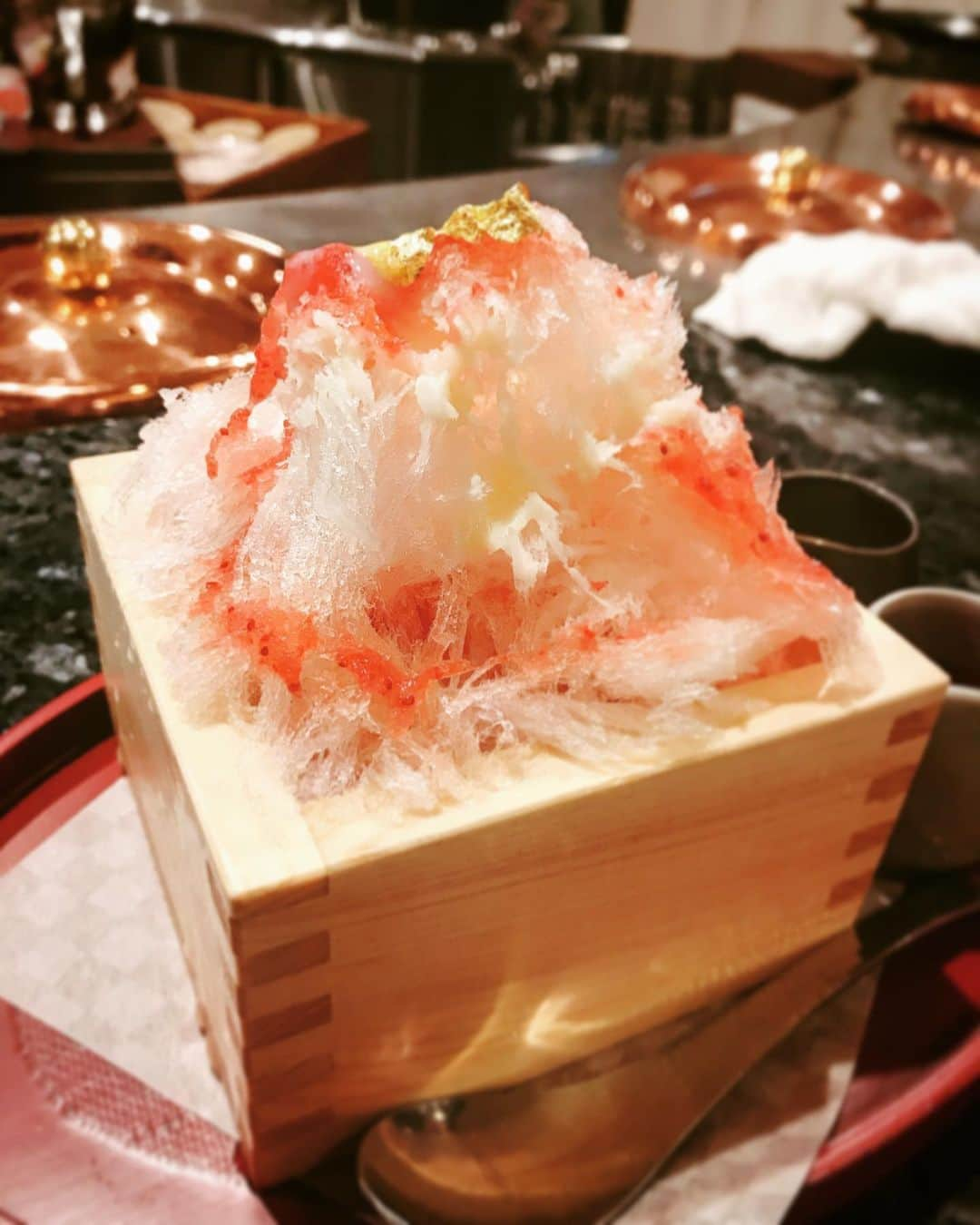 北条かやのインスタグラム：「今年最後のかき氷はイチゴと金箔  #かき氷 #akasaka #shabushabu」