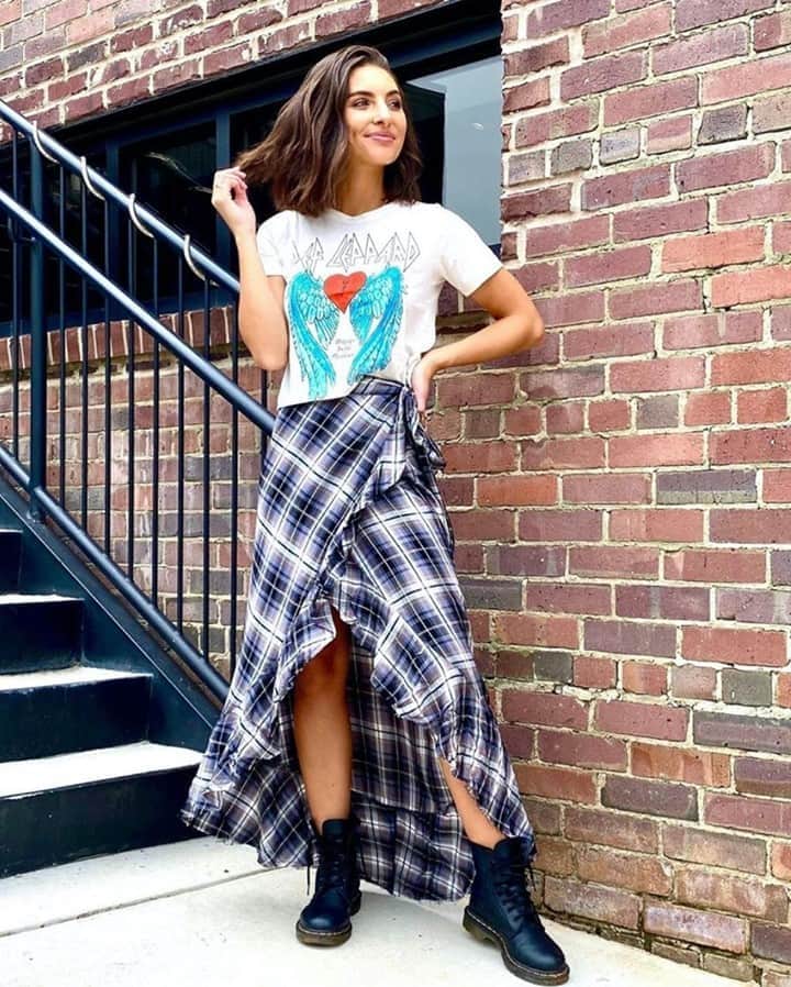 チェイサーのインスタグラム：「Fall fashion tends: plaid; graphic tees; combat boots😍👏🏽 @jiolieboutique #defleppard #chaserbrand #fallfashiontrends #fallfashion #tendyfashion #graphictee」