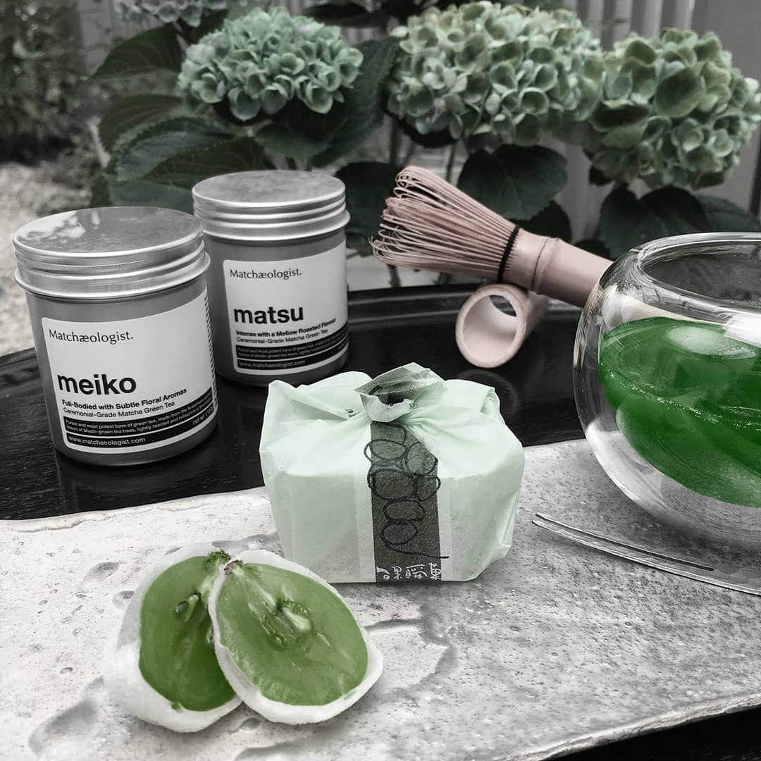 Matchæologist®さんのインスタグラム写真 - (Matchæologist®Instagram)「😍 Hands up if you’d like to join this #Matcha Afternoon Tea! 🍵 We cannot thank @pecomama6  @matchaeologist_jp enough for sharing with us this #MatchaRitual shot featuring our Matsu™ and Meiko™ Ceremonial Matcha, Cloud Glass Chawan,  Full-hand Chasen and #KyorakudoMuscat! 🍈 . Browse a selection of our finest artisanal #matcha and contemporary matcha-ware products designed to help you master the art of the Japanese tea ceremony 🎎. Drinking matcha regularly can produce a positive 'calm-alert' energy, enhanced focus and reinforced immunity for years to come. 🍵 . Visit Matchaeologist.com (link in bio 👉 @Matchaeologist) to find out more! . Matchæologist® #Matchaeologist Matchaeologist.com」9月25日 0時14分 - matchaeologist