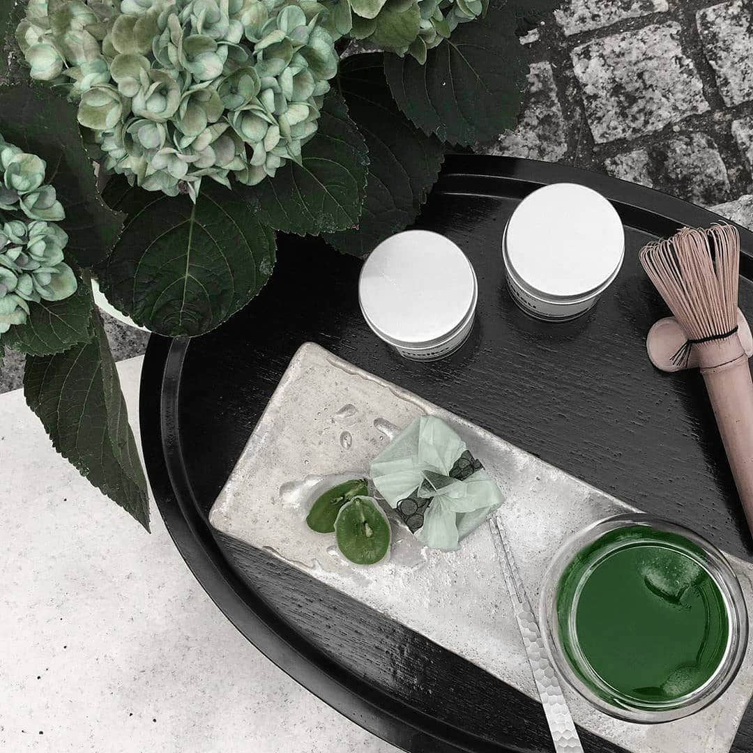 Matchæologist®さんのインスタグラム写真 - (Matchæologist®Instagram)「😍 Hands up if you’d like to join this #Matcha Afternoon Tea! 🍵 We cannot thank @pecomama6  @matchaeologist_jp enough for sharing with us this #MatchaRitual shot featuring our Matsu™ and Meiko™ Ceremonial Matcha, Cloud Glass Chawan,  Full-hand Chasen and #KyorakudoMuscat! 🍈 . Browse a selection of our finest artisanal #matcha and contemporary matcha-ware products designed to help you master the art of the Japanese tea ceremony 🎎. Drinking matcha regularly can produce a positive 'calm-alert' energy, enhanced focus and reinforced immunity for years to come. 🍵 . Visit Matchaeologist.com (link in bio 👉 @Matchaeologist) to find out more! . Matchæologist® #Matchaeologist Matchaeologist.com」9月25日 0時14分 - matchaeologist
