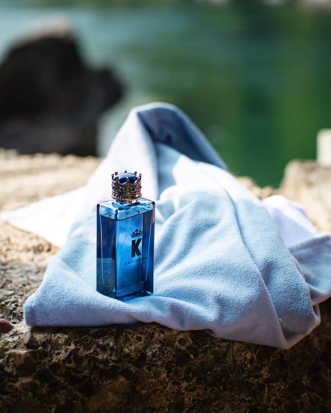 Alex Strohlさんのインスタグラム写真 - (Alex StrohlInstagram)「Getting my fill of summer before the season changes up North. I tried the new K by @dolcegabbana EDP to see what local adventures It would inspire me to embark on.  Love spending time in my local mountains... The more I get to know them, the easier navigation becomes, even though the possibilities for discovery are endless. The wild can never be tamed, but growing truly familiar with your backyard gives you the confidence to push harder and go further above it all.  #DGPartner #OwnYourCrown #KByDolceGabbana @dolcegabbana_man」9月25日 0時08分 - alexstrohl