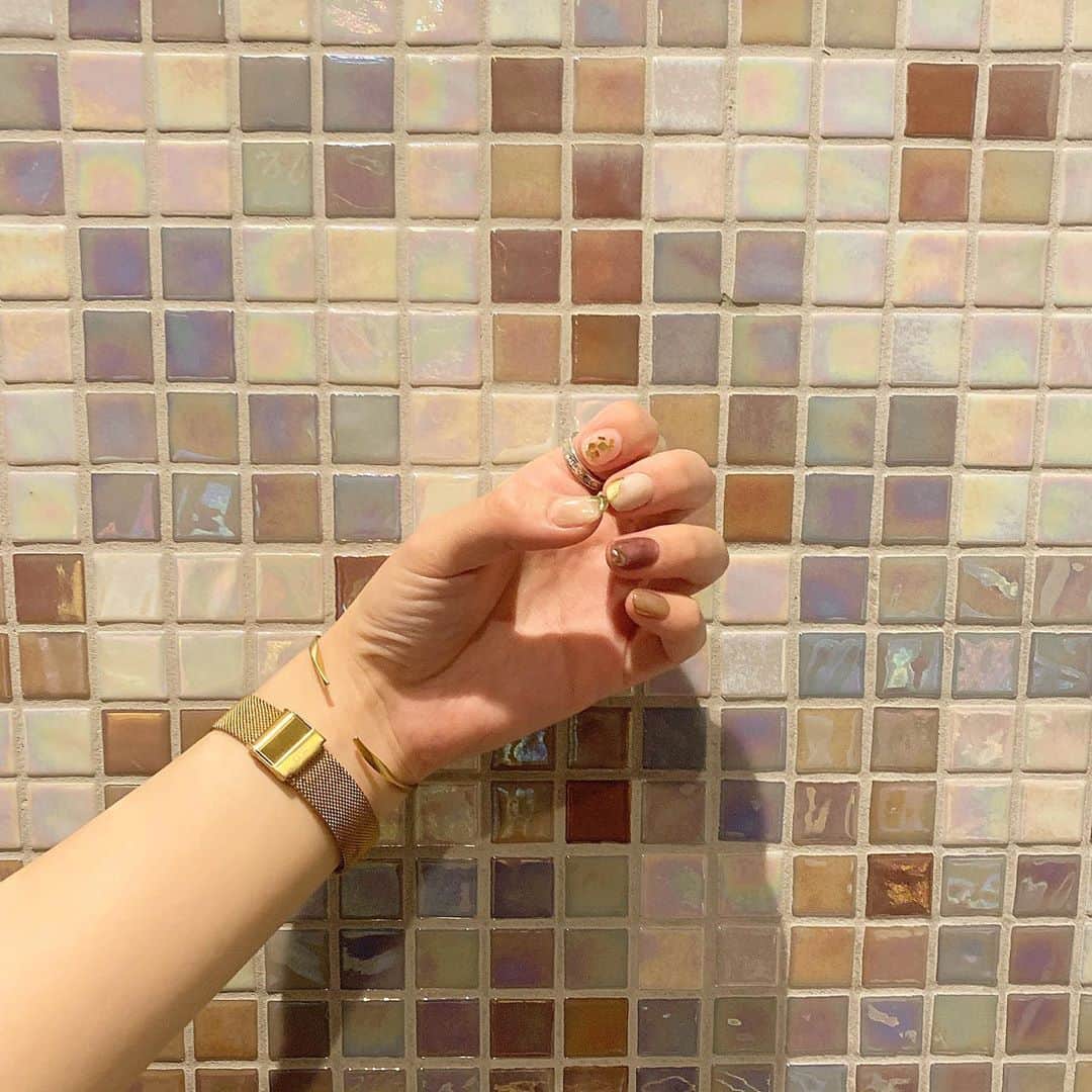 前田亜美のインスタグラム：「. . この間nailかえました。 今回も @hinako__osawa にお願いしたよ‪𓂃 𓈒𓏸◌‬. . . ぜーんぶお任せでやってもらったの。可愛すぎ💅🏼. . . #秋ネイル #ニュアンスネイル #nail #ジェルネイル」