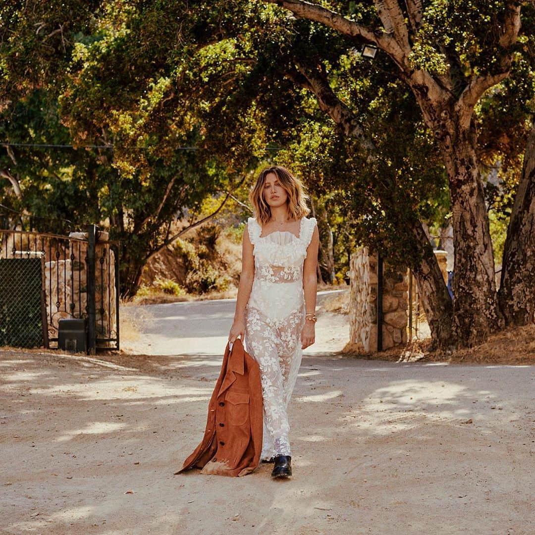 アシュレイ・ティスデイルさんのインスタグラム写真 - (アシュレイ・ティスデイルInstagram)「Fall is here 🍁」9月25日 0時16分 - ashleytisdale