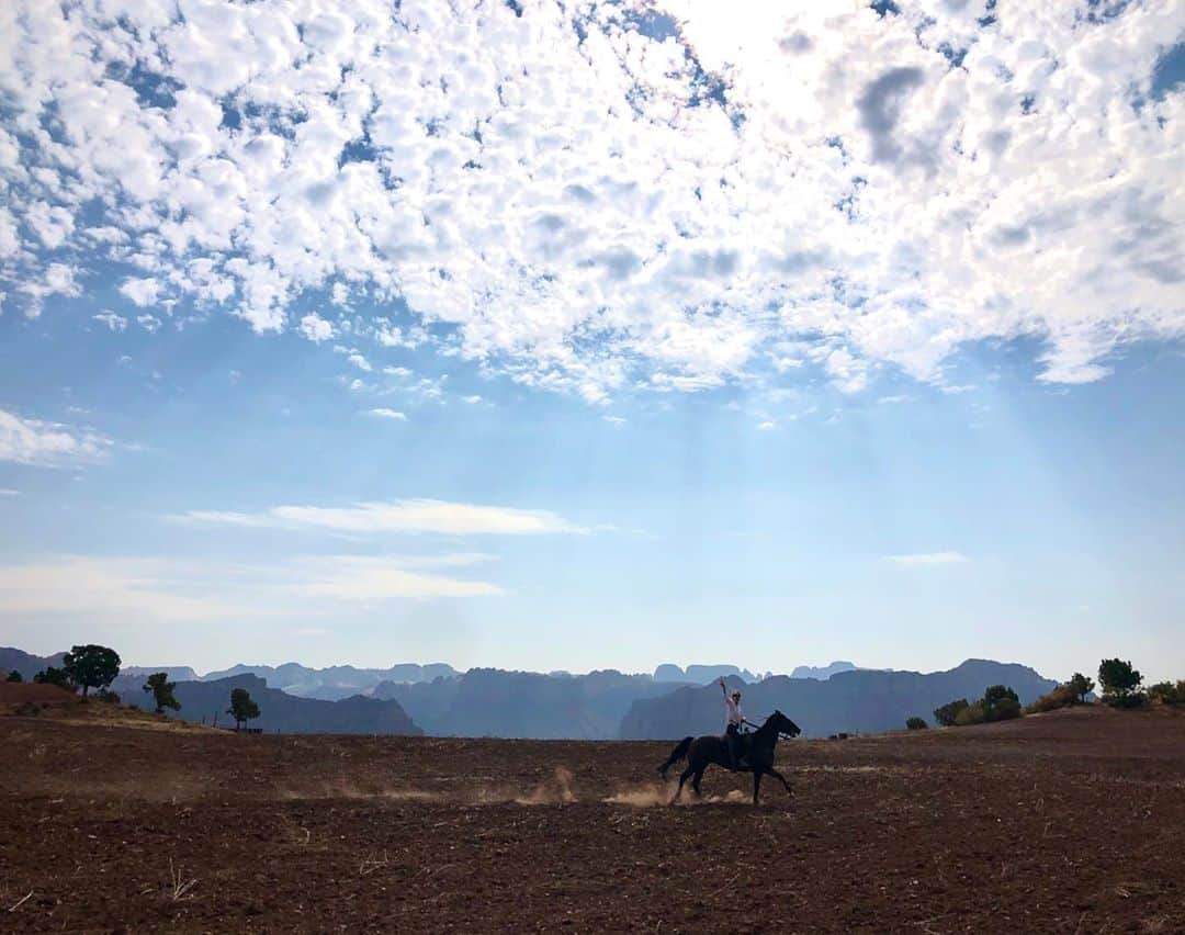 アナベル・ウォーリスのインスタグラム：「My happiest place. Thanks cowboy Bill 🤠」