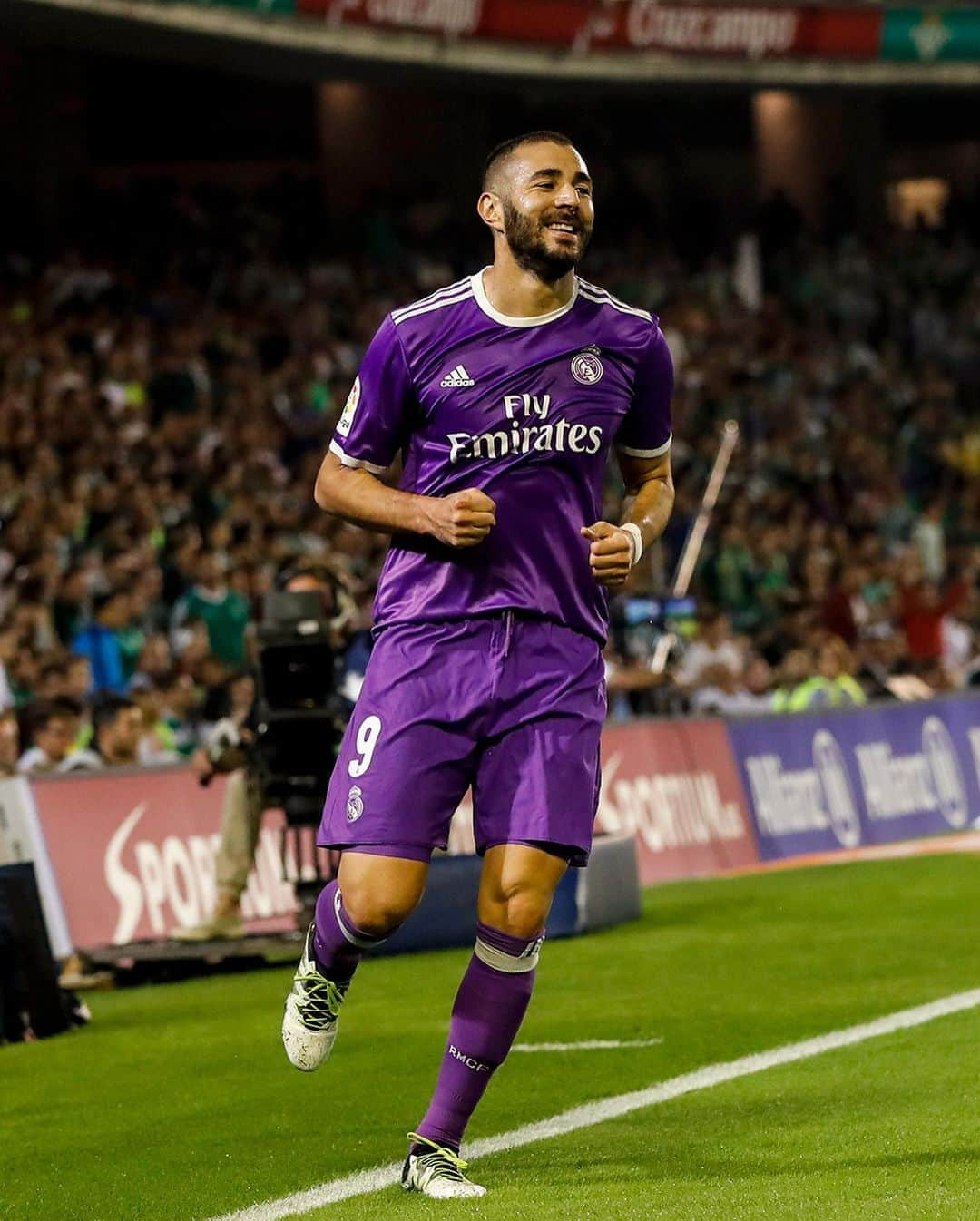 レアル・マドリードさんのインスタグラム写真 - (レアル・マドリードInstagram)「🔥 @KarimBenzema vs Betis (away / fuera): 📍 Last 6 games / últimos seis partidos 🎯 5 goals / goles #RMLiga  #HalaMadrid」9月25日 0時17分 - realmadrid