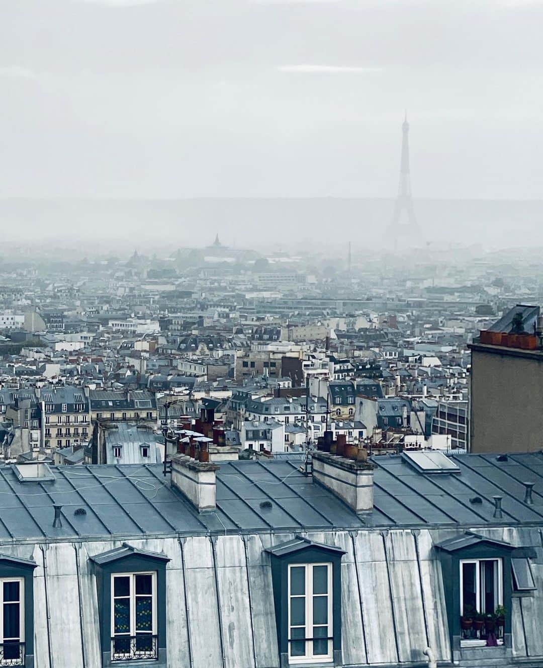 カロリーヌ・ド・メグレのインスタグラム：「Yesterday under the rain in Montmartre」