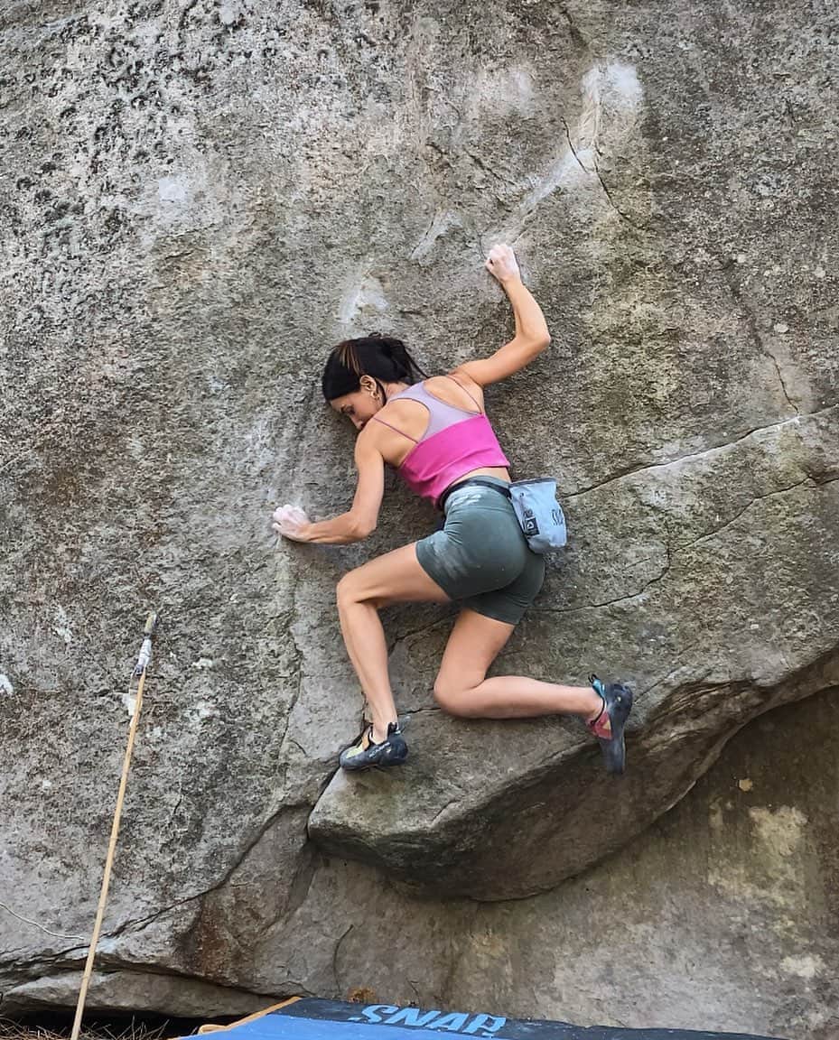 キャロライン・シノさんのインスタグラム写真 - (キャロライン・シノInstagram)「Ce genre de positions🤪 dans lesquelles tu dois te mettre sur les dalles!!  @arkose.climbing @snap.climbing @crimpoilofficial @nutripurefr @girlsinbleau #bethbyarkose」9月25日 0時21分 - carosinno