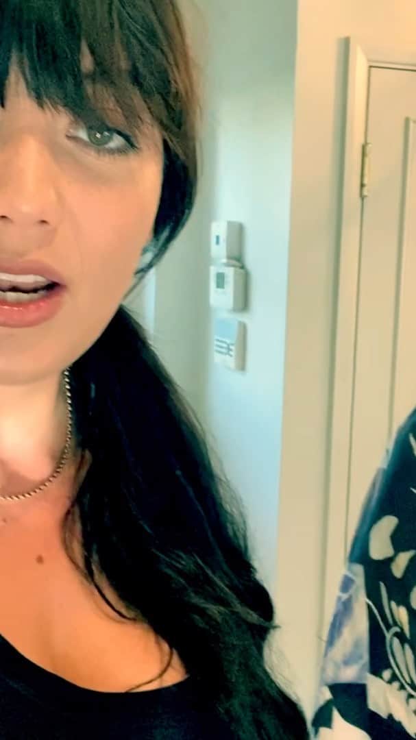 デイジー・ロウのインスタグラム：「Our love of tomatoes is REAL so we decided to make and share another tomato themed recipe. We hope you are enjoying our shocking camera work our silly banter & our love of food. Please let us know if you enjoy them/ make them/ want us to make anything else @jsburke & I just love cooking together and wanted to share the love 🍅♥️🍅」