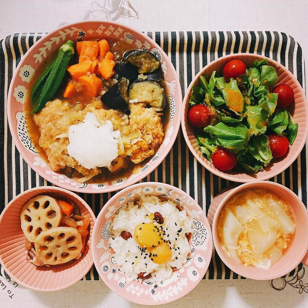 楠見藍子さんのインスタグラム写真 - (楠見藍子Instagram)「本日と、いつかの、#おうちごはん🍙🍴( ¨̮ )✩ 突然すっかり秋ですね。 涼しいのはいいけど寒いのはやだよーーー(* ˃͈ ㅿ ˂͈ ) #ママ#ごはん#息子#男の子兄弟#5歳#1歳 #栗ごはん#チキン母さん煮的な#付け合わせが多すぎる#もはやメイン#お野菜好き#食べすぎた」9月25日 0時26分 - minnie_aiko