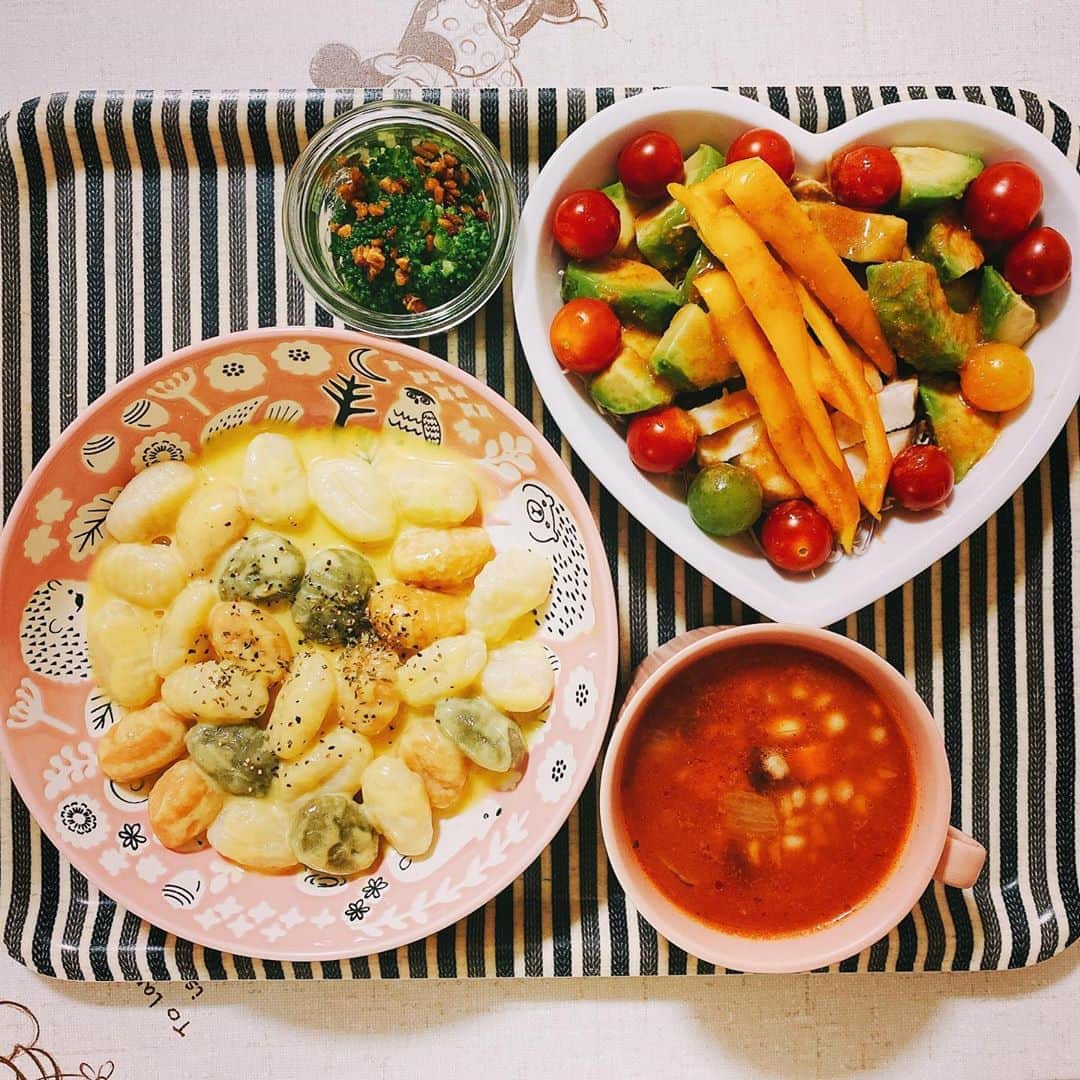 楠見藍子さんのインスタグラム写真 - (楠見藍子Instagram)「本日と、いつかの、#おうちごはん🍙🍴( ¨̮ )✩ 突然すっかり秋ですね。 涼しいのはいいけど寒いのはやだよーーー(* ˃͈ ㅿ ˂͈ ) #ママ#ごはん#息子#男の子兄弟#5歳#1歳 #栗ごはん#チキン母さん煮的な#付け合わせが多すぎる#もはやメイン#お野菜好き#食べすぎた」9月25日 0時26分 - minnie_aiko
