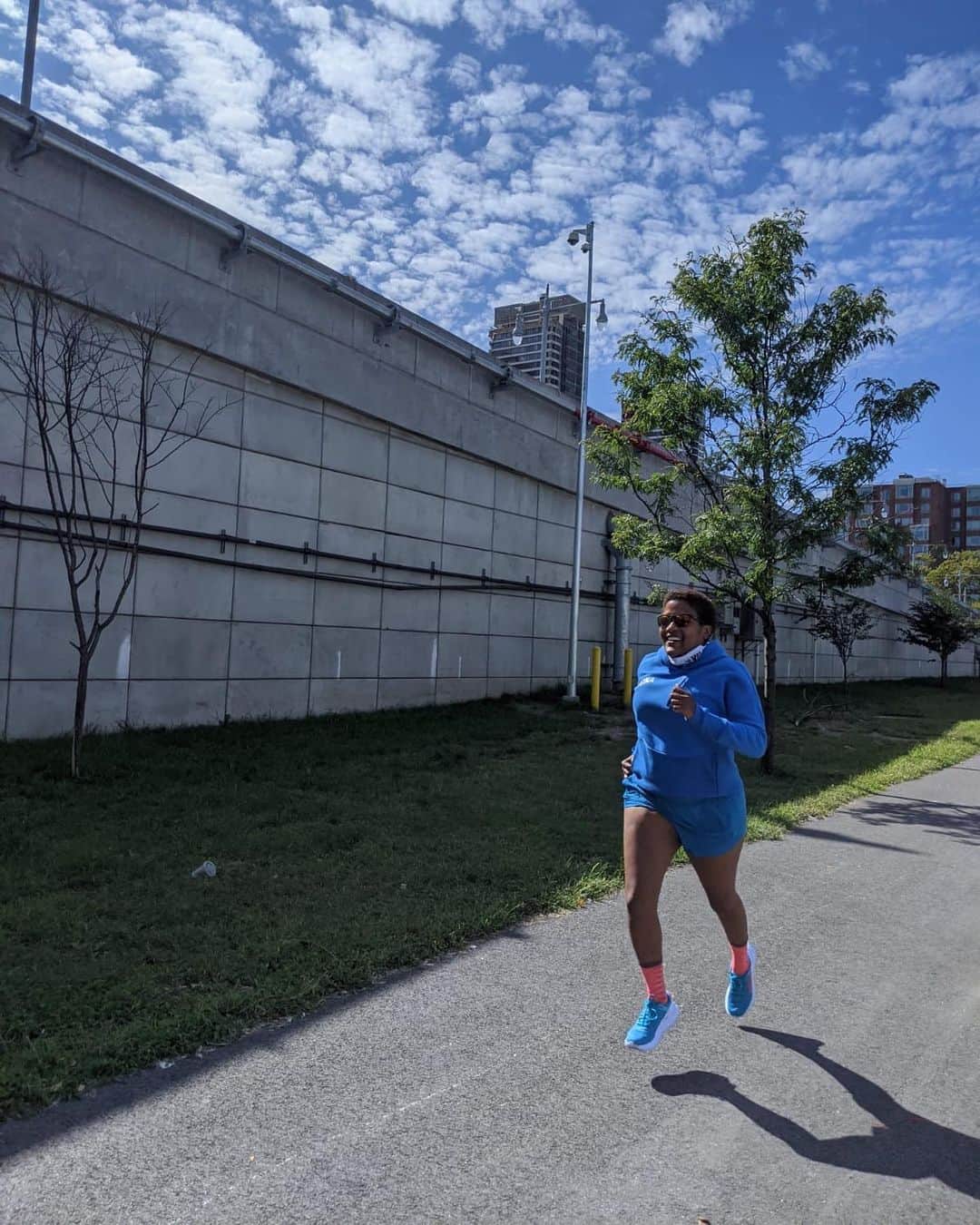 ホカオネオネのインスタグラム：「With 3,000 tickets sold, over 1,000 video replays and a total reach of 15,000, HOKA Global Athlete Ambassador @alisonmdesir's virtual @meaningthrumovement tour is back for its 9th and final stop.   This last event will offer resources that may be helpful during this unprecedented time of Covid, climate change and racial justice movements. Join Alison for the last stop, featuring:  • A conversation with Emily Saul (@emilysaulboston) on Unlocking Your Potential  • A conversation with Julie Moss (@julie_moss_1982) on Pushing Past Your Limits   • A fitness class with Chavonne Hodges (@ccchavonne) and Genail McKinley of @grillzandgranola  Head to the link in our bio to learn more. 📸 @amirmfigueroa #MeaningThruMovement #TimeToFly」