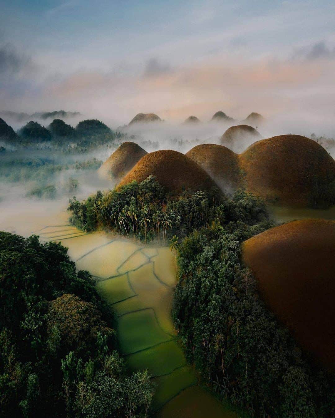Discover Earthさんのインスタグラム写真 - (Discover EarthInstagram)「Who wants to go there ? "Morning fog at The Chocolate hills on Bohol " 🇵🇭 #discoverphilippines  with @malthezimakoff  #chocolatehills #philippines #bohol」9月25日 0時30分 - discoverearth
