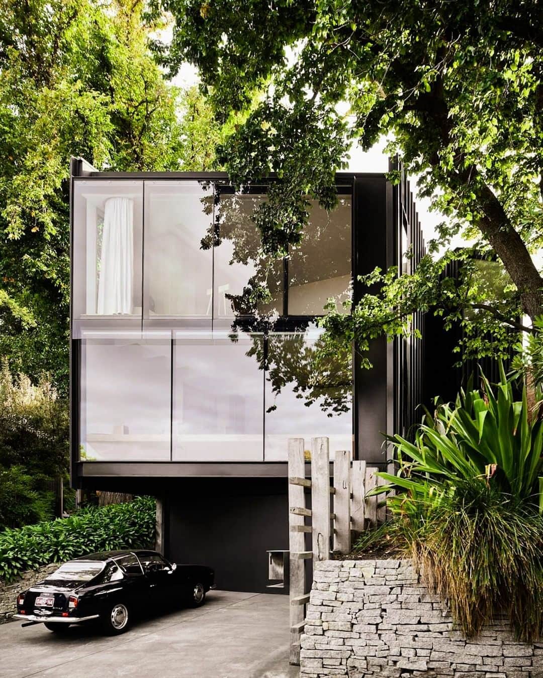 Architecture - Housesさんのインスタグラム写真 - (Architecture - HousesInstagram)「⁣ The architect John Wardle has renovated his own house in #Australia and it has been the result.⁣ If the facade is this amazing… imagine the interior; or better: swipe left to discover it!😜⁣ Tag an #architecture lover 💙⁣ ___ ⁣ 📐@johnwardlearchitects⁣ 📍Kew, Victoria⁣ #archidesignhome⁣ ___ ⁣ #arquitectura #construccion #architecture #design #garden #naturalarchitecture #interiordesign #home #architecturelovers #architecturephoto #modernarchitecture #facade ⁣ #luxuryrealestate #luxurylifestyle」9月25日 0時40分 - _archidesignhome_