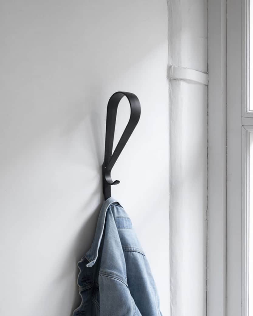 Artekさんのインスタグラム写真 - (ArtekInstagram)「Just the right place to shed some layers: the Tupla Wall Hook is a storage fundamental to hang your coat and a beautiful detail on your walls.  #tuplawallhook  #ronanerwanbouroullec  #artek」9月25日 0時32分 - artekglobal