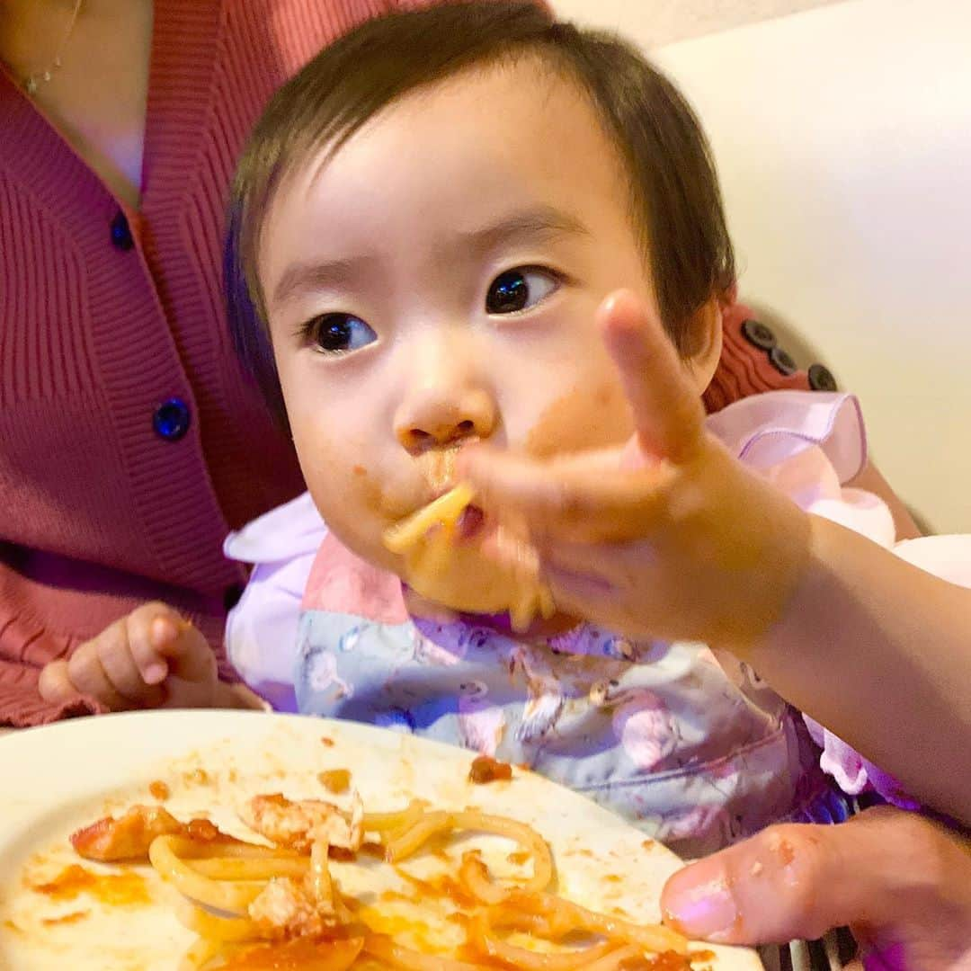 桜井未来さんのインスタグラム写真 - (桜井未来Instagram)「娘ちゃん @koooohei0106 シェフのパスタ🍝が大好き😂❤️（笑） ガッツキが凄い😂🤣ww ポテサラもお魚のフリットもちゃんと食べれて偉かったね😊💓  @nozacazatokyo  ランチ🍽の通常メニューは、パスタ🍝サラダ🥗ドリンク🥤で1000円😊💓 お子様用などもリクエストしたらシェフがアレンジして作ってくれますよ😊💓 ママ友さん達にはもちろん、サラリーマンやOLの皆さんにもオススメです😘💓  ・ ・ ・  #グルメ #食べスタグラム #グルメ好きな人と繋がりたい #グルメ女子  #男の子ママ #女の子ママ #ママ #baby #ママ友募集 #赤ちゃんのいる生活 #ママサークル #ママイベント #ベビスタグラム #mamagirl #ベビフル #コドモダカラ #コドモノ #ママリ #親バカ部 #新米ママ東京部 #ベビモ #엄마　#妈妈 #媽媽 #Mom #母親　#母亲」9月25日 0時36分 - miki.sakurai0214