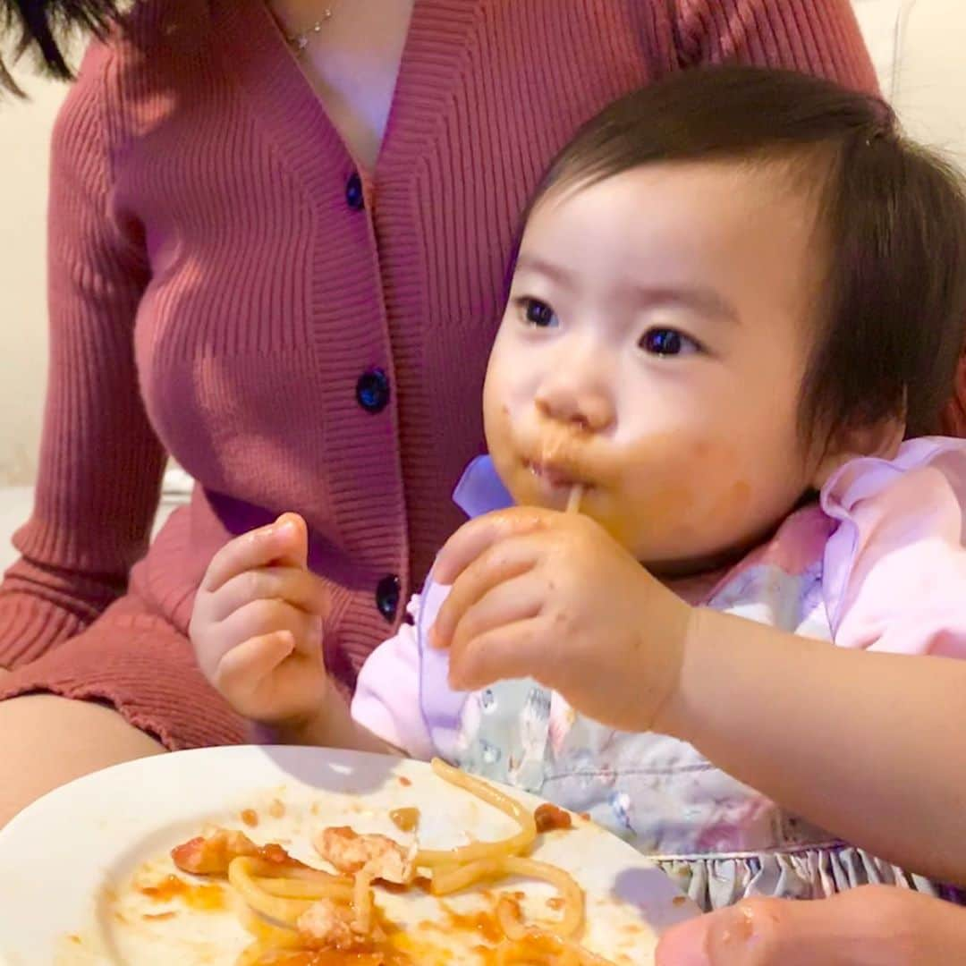 桜井未来さんのインスタグラム写真 - (桜井未来Instagram)「娘ちゃん @koooohei0106 シェフのパスタ🍝が大好き😂❤️（笑） ガッツキが凄い😂🤣ww ポテサラもお魚のフリットもちゃんと食べれて偉かったね😊💓  @nozacazatokyo  ランチ🍽の通常メニューは、パスタ🍝サラダ🥗ドリンク🥤で1000円😊💓 お子様用などもリクエストしたらシェフがアレンジして作ってくれますよ😊💓 ママ友さん達にはもちろん、サラリーマンやOLの皆さんにもオススメです😘💓  ・ ・ ・  #グルメ #食べスタグラム #グルメ好きな人と繋がりたい #グルメ女子  #男の子ママ #女の子ママ #ママ #baby #ママ友募集 #赤ちゃんのいる生活 #ママサークル #ママイベント #ベビスタグラム #mamagirl #ベビフル #コドモダカラ #コドモノ #ママリ #親バカ部 #新米ママ東京部 #ベビモ #엄마　#妈妈 #媽媽 #Mom #母親　#母亲」9月25日 0時36分 - miki.sakurai0214