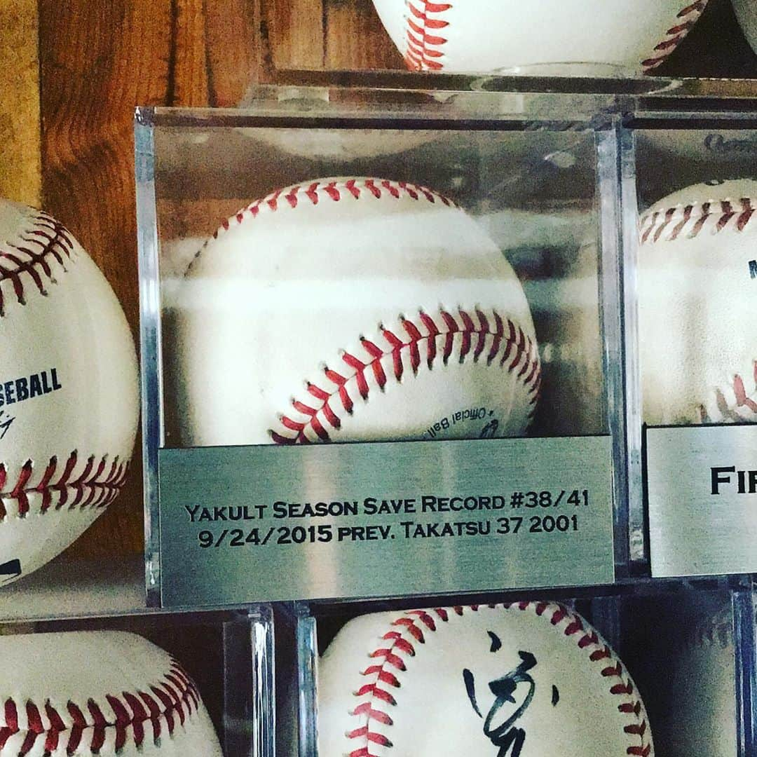 トニー・バーネットのインスタグラム：「TBT 5 years ago today. I threw every ball I had after a save into the stands. This is the only ball from that season I kept for myself. #38 was special. The record I would break would be that of my very own pitching coach (now manager) Shingo Takatsu. Very few things make me nostalgic, this is one. #gogoswallows #eieioh #yakultosmile #yakultostyle」