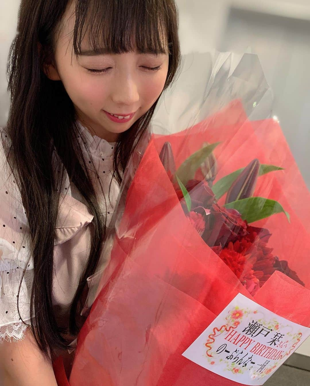 瀬戸栞さんのインスタグラム写真 - (瀬戸栞Instagram)「もうすぐ生誕祭ということで去年を振り返ってみました。 去年の今はかなり気持ちが落ちていて、自分に過度な期待をしてそれが達成できないことが辛くて何も出来ない、無力だ…と心苦しくて生誕祭で自分が泣くことが違うと思った。 みんなは優しいからそんなことないって言ってくれてだけど自分への嫌悪感が止まらなくなった。 だけど、今思えば違うんです。努力が足りないだけでもっともっと頑張れたし、自分の甘さだと思うし、だからこそ今年は去年のように思わないように練習あるのみ！ 自分が自分のせいで落ち込んだらその日のために頑張ってくれた方々だったり来てくれた皆さんに失礼だなって思います。 だから今年は気合を入れて！最高に楽しい生誕祭にします！！！ 自分に負けるなをモットーに！！！！！！！  今年の瀬戸は一味違う！ …なんつって  10/3瀬戸栞24th生誕祭 きてねん」9月25日 0時47分 - shiori_seto