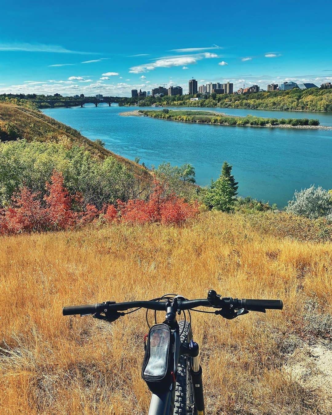 Explore Canadaさんのインスタグラム写真 - (Explore CanadaInstagram)「Today’s #CanadaSpotlight is on… bike rides in Canada!⁠⠀ ⁠⠀ As the weather begins to cool and the leaves turn vibrant shades of red and orange, now is a great time to hop on your bike and explore your local area. Here are just a few of our favourite places in Canada to get outside and enjoy the view:⁠⠀ ⁠⠀ 🚲 Take in Montreal (@montreal) via the green laneways with @spadeandpalacio’s 4-hour guided tour, taking you from Mount Royal Park through iconic neighbourhoods to discover the city’s thriving art scene.⁠⠀ 🍁If you’re looking to work on your mountain biking skills, Saskatoon (@visitsaskatoon) is home to an incredible trail network overlooking the city. Head to Cranberry Flats or Sutherland Beach for some beginner-friendly routes, or if you’re up for a challenge, try Diefenbaker Park, Silverwood and East Riverbank. ⁠⠀ ☀️ New Brunswick’s (@destinationnb) Fundy Trail Parkway is a 30km (18.6 mile) rollercoaster full of ups, downs, twists and turns, but it’s worth the effort for the breathtaking views you’ll see along the way!⁠⠀ 🌲 Vancouver’s (@inside_vancouver) seawall is a great spot for a leisurely cycle. Head to Stanley Park for a perfect 10km (6 mile) stretch of path that circles the park, offering spectacular views of the Lionsgate Bridge and the iconic mountains on the North Shore. ⁠⠀ 🍷 Discover Ontario’s (@ontariotravel) Wine Trail by bike! Fall in love with Canada’s southernmost region as you roll through scenic countryside sampling world-class wines. ⁠⠀ ⁠⠀ *Know before you go! Check the most up-to-date travel restrictions and border closures before planning your trip.*⁠⠀ ⁠⠀ 📷: ⁠⠀ ⁠⠀ 1.  @spadeandpalacio⁠⠀ 2. @monchitoy⁠⠀ 3. @sammlawrie⁠⠀ 4. @sophieroamer⁠⠀ 5. @hollclaeys⁠⠀ ⁠⠀ 📍: ⁠⠀ ⁠⠀ 1.  @montreal⁠⠀ 2.  @visitsaskatoon⁠⠀ 3.  @destinationnb⁠⠀ 4.  @inside_vancouver⁠⠀ 5.  @ontariotravel⁠⠀ ⁠⠀ #MTLmoments #Saskatooning #ExploreNB #VeryVancouver #DiscoverON⁠⠀」9月25日 0時41分 - explorecanada