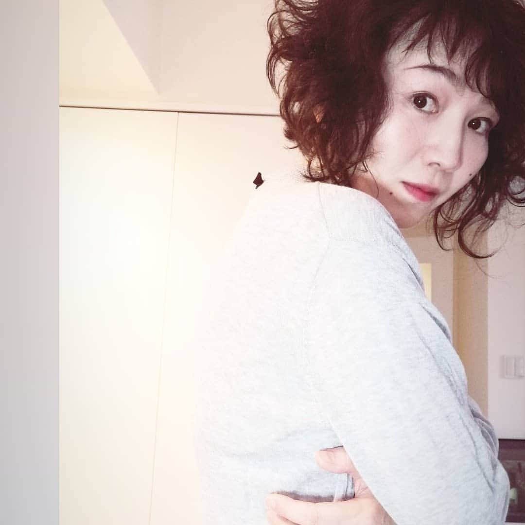 川村由紀のインスタグラム：「大切な友達から贈り物として頂いたものの、コロナ寸前だったので、あまり出番が少なかった #RougeHermes も秋の到来と共に少しずつ…彩を取り戻しつつあるような💄🎁   今週末の長野や江ノ島の出番は、しっかりと綺麗に口紅をひいて、舞台にあがるつもり💄🎤 #ルージュエルメス #りんご音楽祭 #夕陽と海の音楽会 #カワムラユキ #OIRANMUSIC」