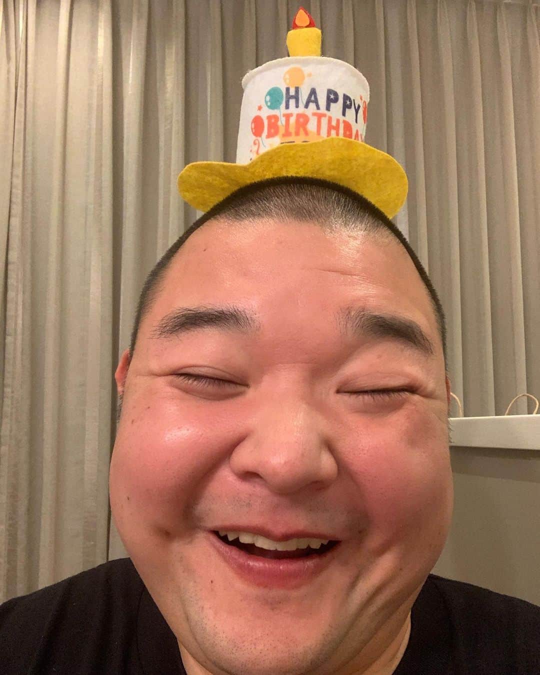 内山信二のインスタグラム：「39歳になりまちたぁ〜‼️  30代ラスト楽しみま〜す🙌🙌🙌  #誕生日 #39歳 #内山信二」