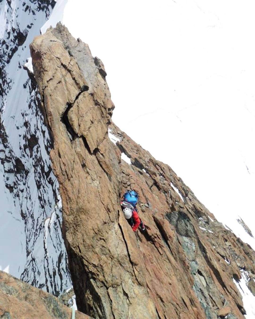 ミレーのインスタグラム：「@nahiaquinco playing hide and seek on the Breithorn traverse 😅  📷 @fede_san_sebastian  #MilletRiseUp」