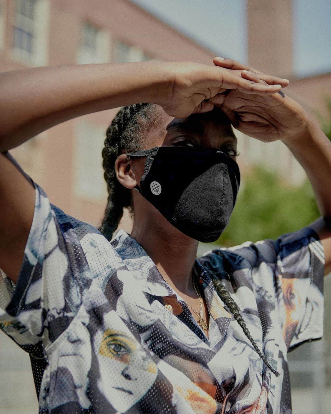Stanceのインスタグラム：「😷 Masks. Love em’ or hate em’, we all need em.  Ours are washable, reversible... and now adjustable.  New prints and solids of our ultra-soft Butter Blend™️ face masks are here. 🙌 For every #mask purchased, we’ll gift a pair of socks to a Medical Frontline Hero. 🙏 Link in bio. 🙌 #stanceforscrubs」