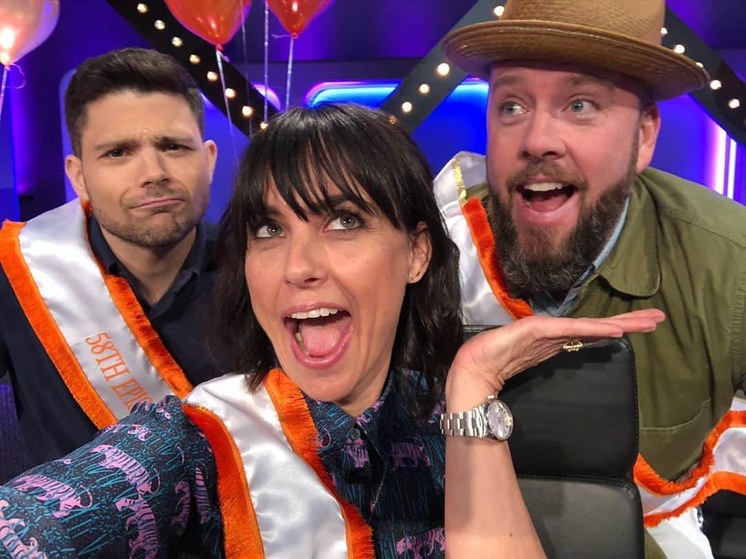 コンスタンス・ジマーのインスタグラム：「We had no fun at all working together...and what we all could use these days is some more laughter and ridiculousness! Thankfully there’s @matchgameabc and @alecbaldwininsta who I always love working with and I got to work with @jerryferrara, @carolinerhea4real and @helloross AGAIN and to FINALLY get to work with @sullivangrams and @sheisdash was a treat! Watch us all (or at least ME) make fools of ourselves in one way or another TONIGHT on @matchgameab!」