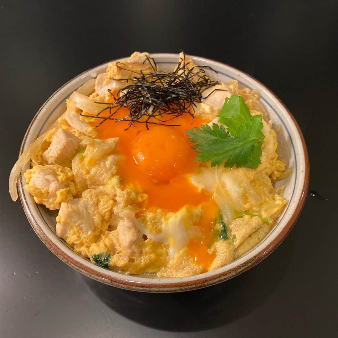 のインスタグラム：「親子丼  タンパク質  #鶏胸肉 #卵 #卵黄破けて #プラス卵黄 #米 #エネルギー #三ツ葉 #玉ねぎ  #丼今井」