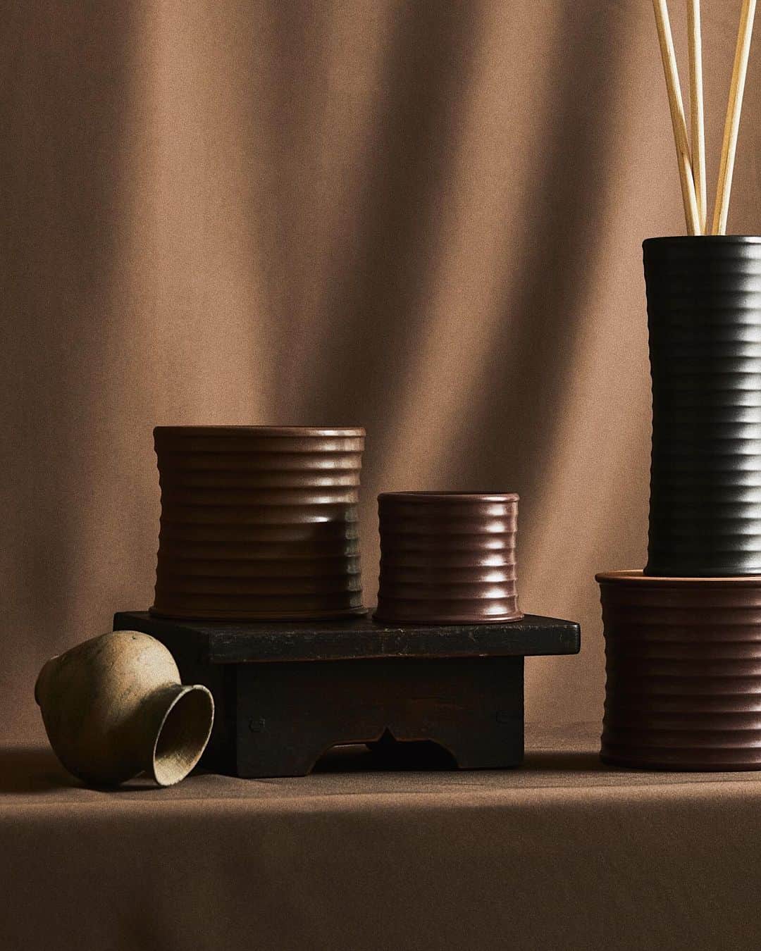 C E R E A Lのインスタグラム：「A study of ceramic forms: terracotta vessels with furrowed surfaces in earthy tones — scents of beetroot, coriander.  Candles from the new @loewe home scents collection.  @loewe_perfumes #loeweperfumes」