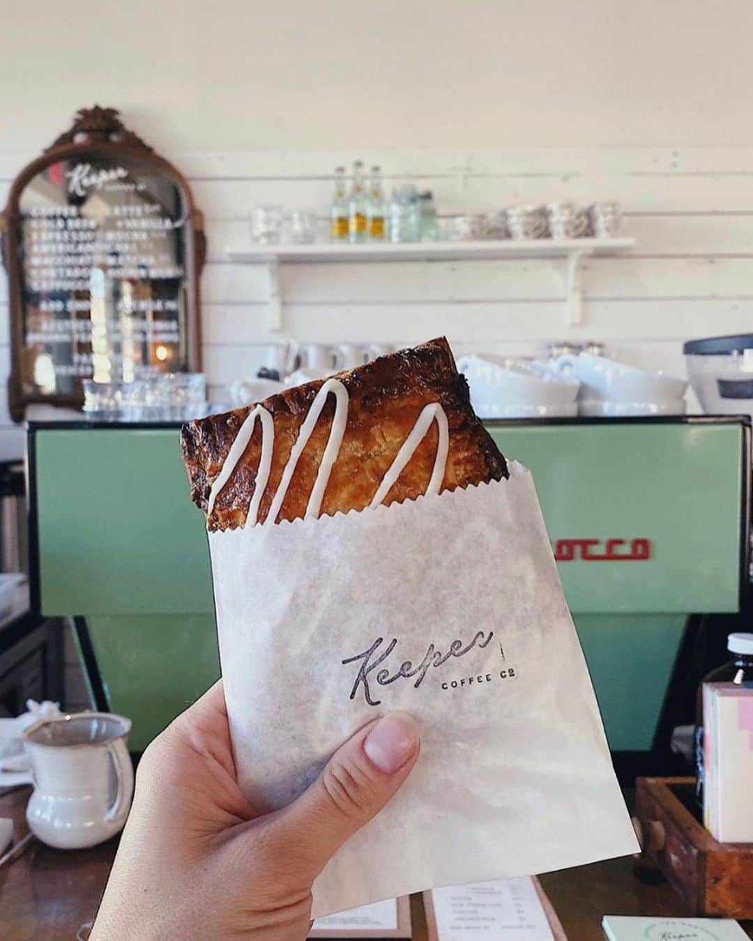 Portlandさんのインスタグラム写真 - (PortlandInstagram)「What pairs well with coffee? Homemade Hand Pies, of course! @keepercoffeeco has you covered, with seasonal and weekly rotating hand pies! - 📷: @keepercoffeeco  #Portland #PortlandNW #PDX #Coffee #EaterPDX」9月25日 1時00分 - portland