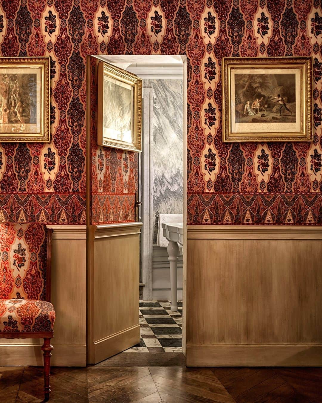 ELLE DECORさんのインスタグラム写真 - (ELLE DECORInstagram)「The old-world grandeur of a family's townhome in the historic center of Milan was summoned from thin air by Roberto Peregalli and Laura Sartori Rimini of Studio Peregalli, as seen in our October 2020 issue. One of the many principles that Studio Peregalli follows is that "disguise rhymes with surprise." Upon looking inside the home, one may wonder: "Why is a handle jutting from the wall of the study?" To open the invisible door to the en suite bathroom, of course. “This is a typical homage to the 19th century,” Peregalli explains. In the first-floor study, the chair and walls are covered in a fabric by Le Manach @lamaisonpierrefrey, and the door leads to a powder room clad in Cipollino marble. Click the link in bio for the full tour, as seen in our October 2020 issue. Produced by @cynthiaefrank. Photography by Santi Caleca.」9月25日 1時01分 - elledecor