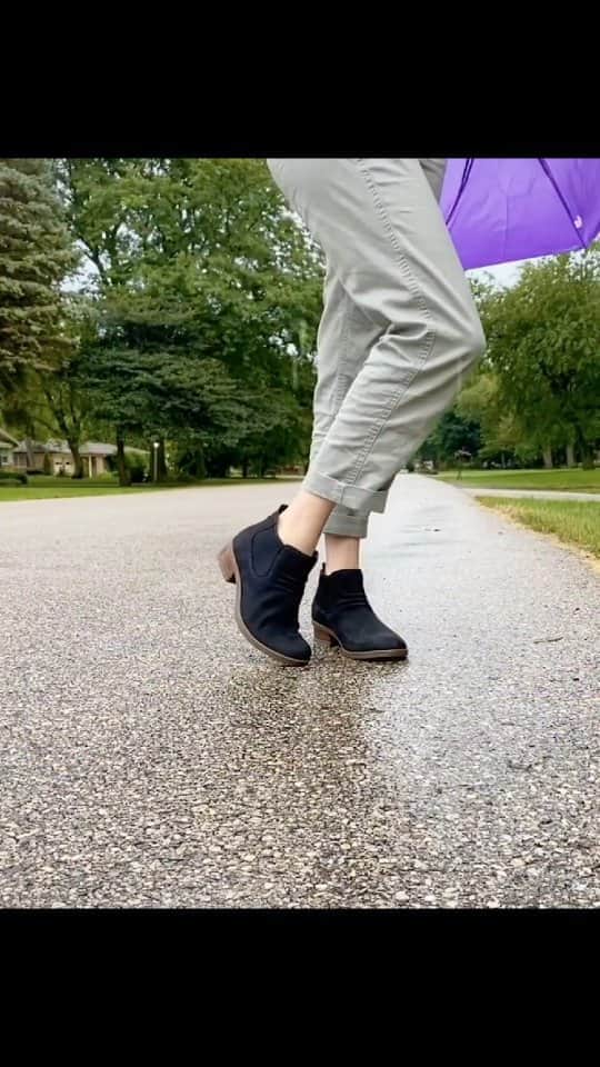 ダンスコのインスタグラム：「Can your umbrella do this while still keeping your feet dry? #waterproofstyles」