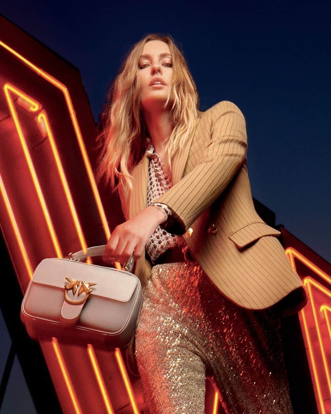 PINKOさんのインスタグラム写真 - (PINKOInstagram)「Sparkling with LOVE! Another superb shot from #PINKO #FW20 campaign starring our shining star @nadjabender and her Mini Square Bag! #LoveBag #PINKOLove⁣ ⁣ Art Direction: @riccardoruini⁣ Photography: @fededeangelis⁣ Styling: @margheritamoro」9月25日 1時10分 - pinkoofficial