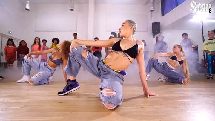 メジャー・レーザーのインスタグラム：「THEY SNAPPED.  Choreo @sabrinalonis  Dancers @joannebbell @obelamm @lalyop  Full video on YouTube」