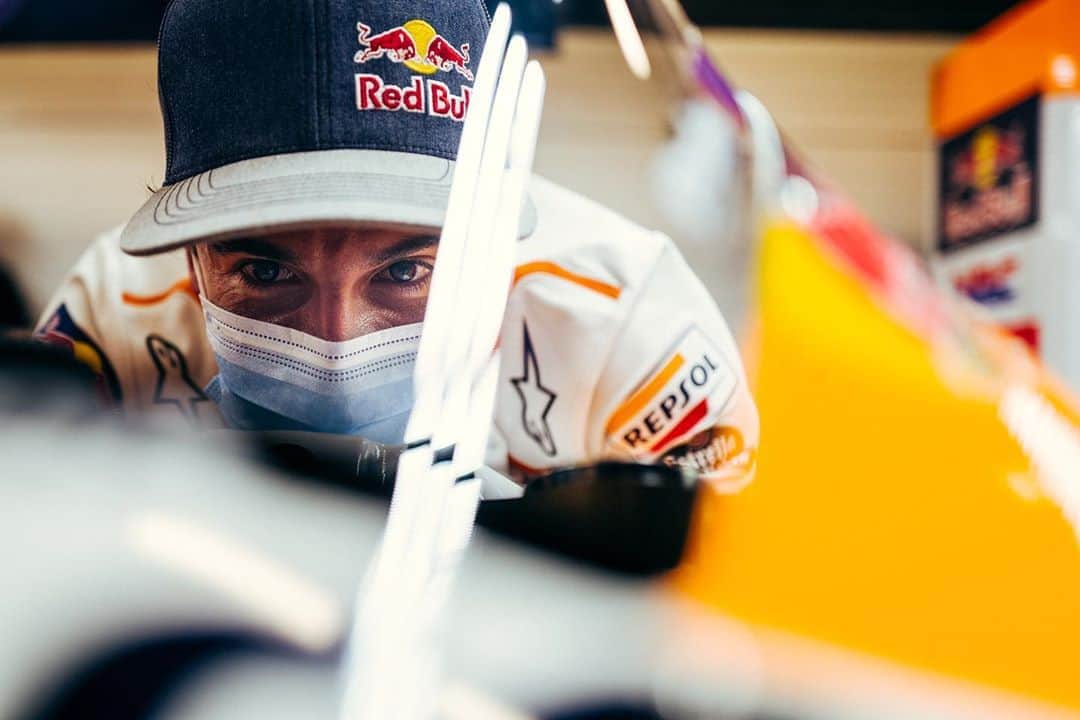 レプソル・ホンダのインスタグラム：「That’s the face of a champ who has missed his bike 😍」
