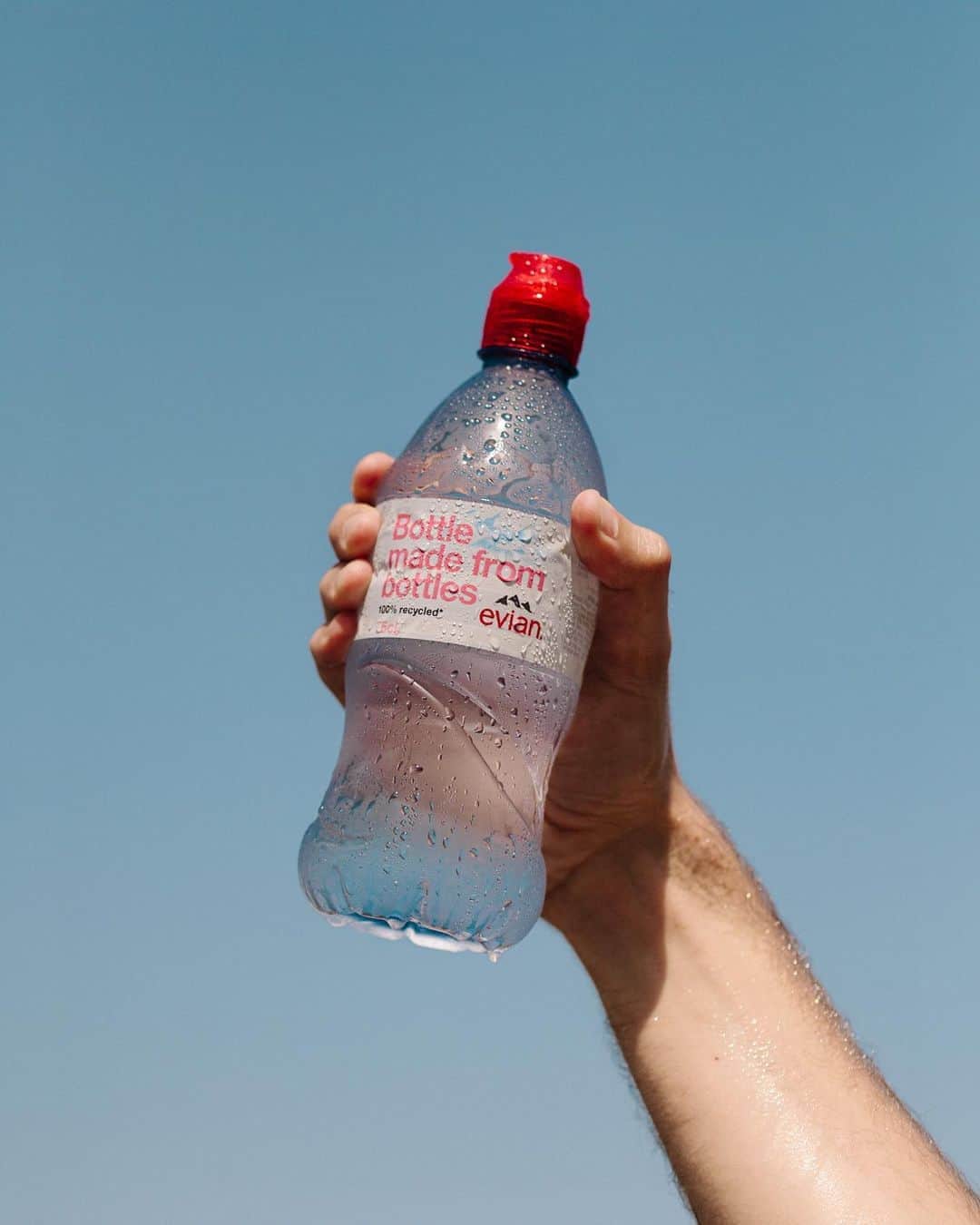 evianのインスタグラム：「Pure hydration on the move? That’s the job of our 75cl bottle, now made from 100% recycled material*.​ ​ Staying fresh and contributing to the circular economy, all in one go. ✅​ ​ *excluding cap and label​ ​ Available in France, the United Kingdom, Switzerland, Belgium and Germany. ​​ ​ #evian #evianwater #positivedrops #stayhydrated #bottlesmadefrombottles #weactforwater」