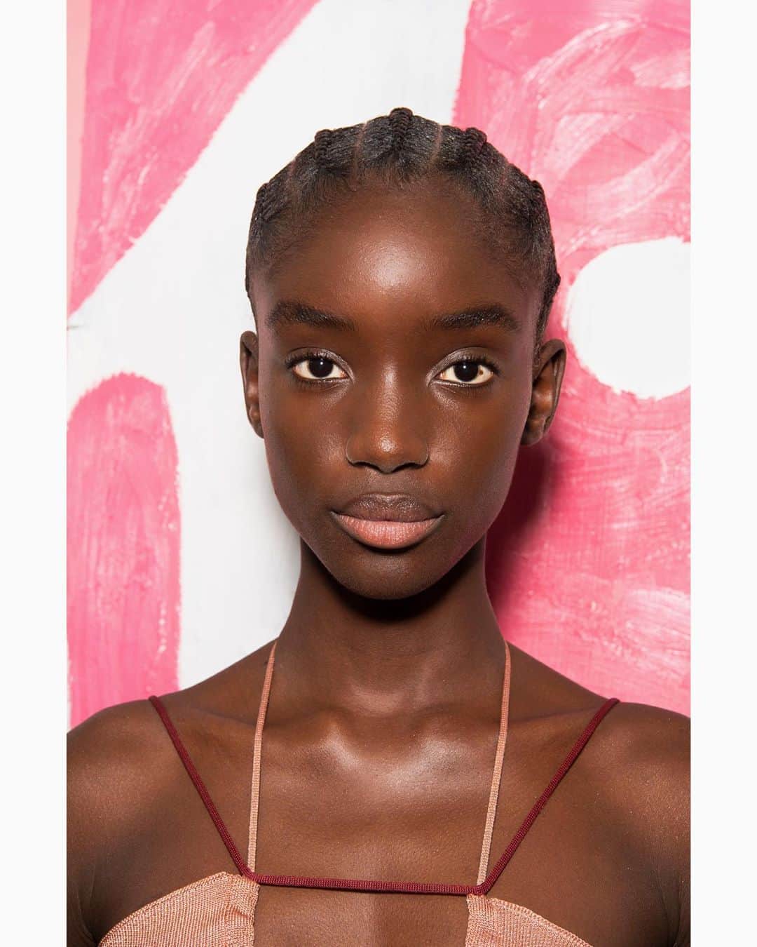 のインスタグラム：「This season we chose a healthy, effortless beauty look that felt modern and real. Just a little something to bring out the natural beauty of our gorgeous #VBSS21 models x vb」
