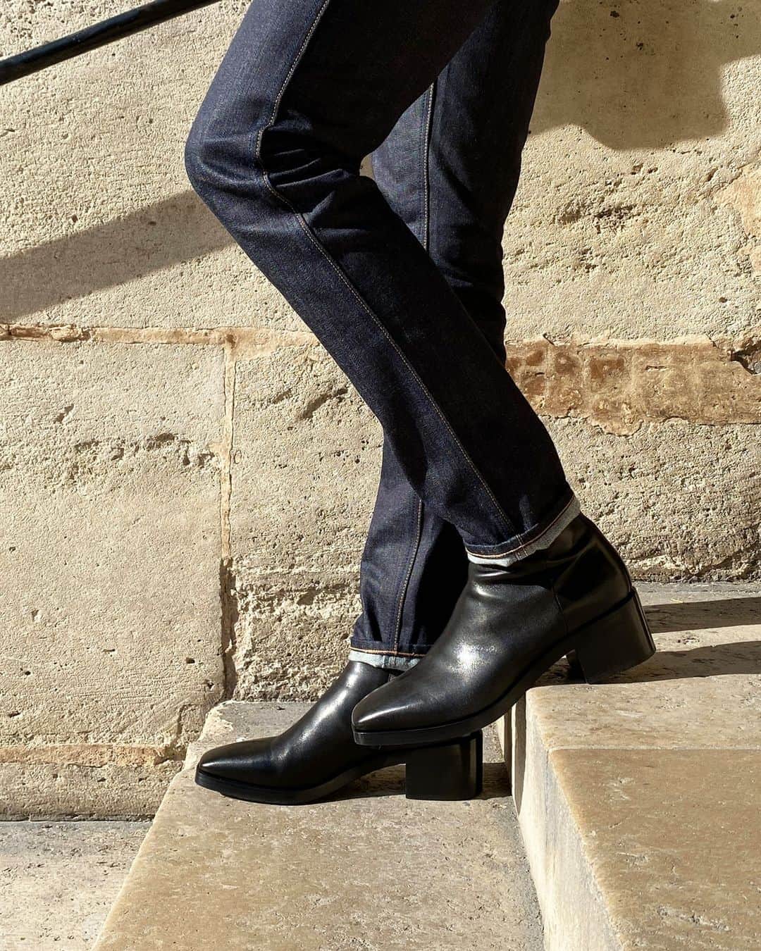 ピエール アルディさんのインスタグラム写真 - (ピエール アルディInstagram)「The JIM boots as a vertical seam that elongates the silhouette — Available online for her and for him — #PierreHardyFW20 #FW20」9月25日 1時28分 - pierrehardy