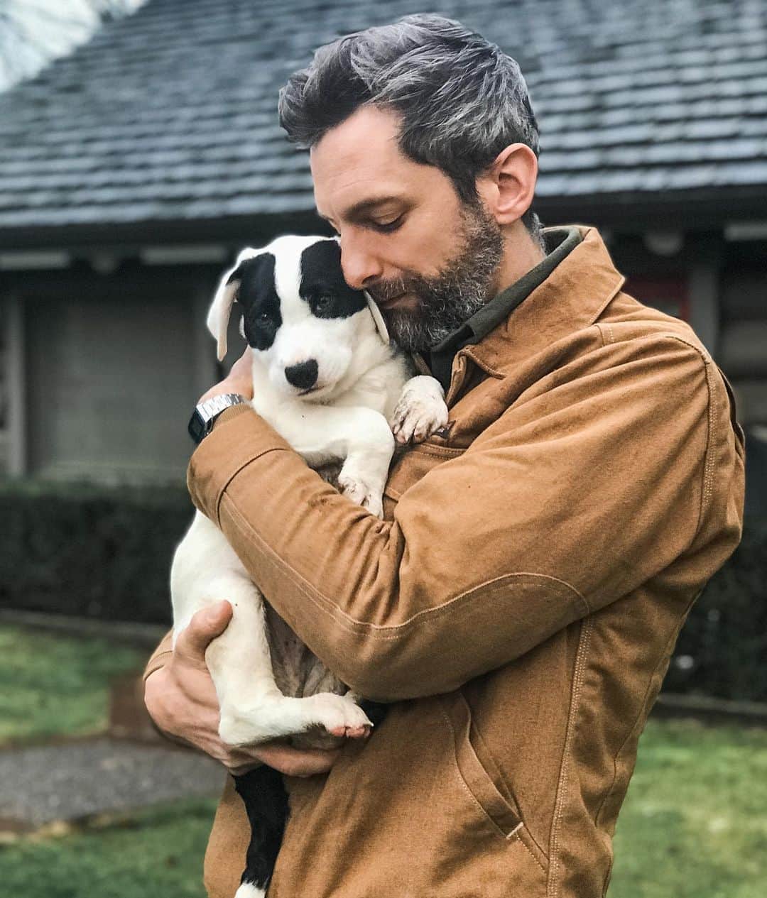 Andrew Knappのインスタグラム：「Today is #RememberMeThursday, when we take a moment to remember all the pets who never got to see a loving home, and shine a light on all the orphaned pets still looking for one.   I found Boo almost a year ago now. He came from Texas, where an overabundance of strays makes it hard for them to find a home down there. Boo is now a best friend, bringing life into my home and keeping Momo on his toes. Tell me about your rescue! Sharing your story might encourage someone to do the same.  #RememberMeThursday was piloted by @hwac, an amazing centre which I’ve had the pleasure to visit a few times. Their efforts, along with the efforts of the countless rescues working tirelessly around the world, ensure that these dogs find a place to call home. #seethelight  📸: @kylatrethewey a year ago when I first met Boo!」