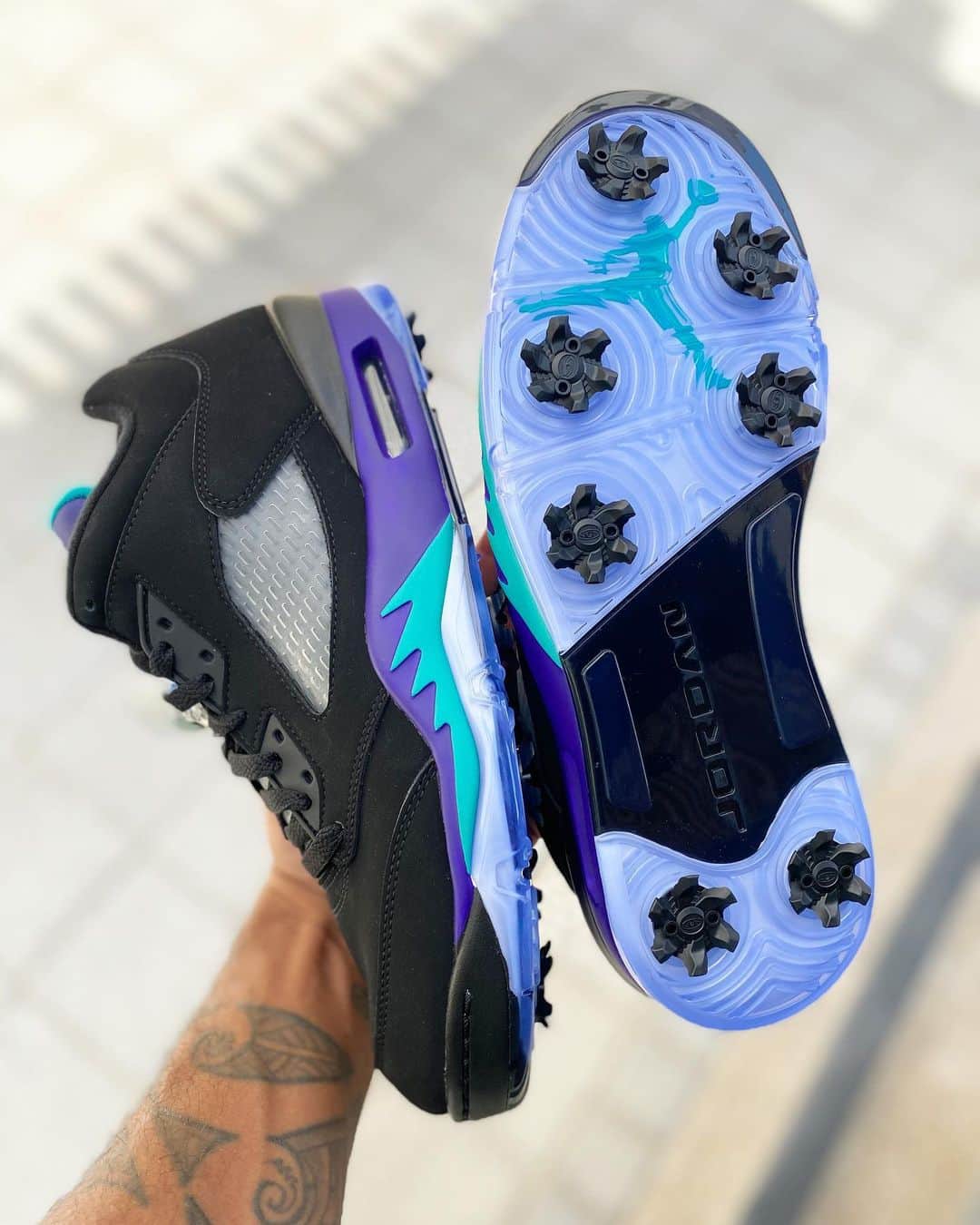 ナイジェル・デ・ヨングのインスタグラム：「As a golf junkie, simply couldn’t resist these... 👟🔥  #golflifestyle」