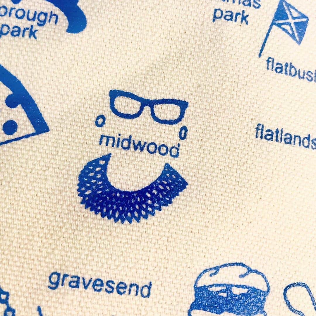 マップトートのインスタグラム：「From time to time, we update our designs and graphics as we see fit. Times and places change.  Sometimes these are small changes and sometimes they are big ones.  Our Brooklyn map was the first design we made in 2006.  This map has gone through many iterations.  A few months ago, we added a nod to Ruth Bader Ginsburg who grew up in Midwood, Brooklyn.  We were and are inspired by her life and all the change she's made during it.  She inspires us to continue her work and try to make this world a better and more fair place for all.  We're proud to see her glasses and collar donned on our home and borough.  Rest in Power!」