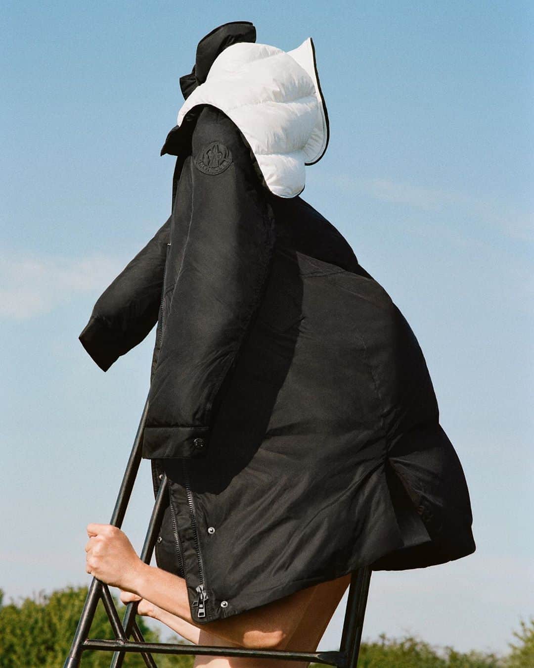 モンクレールさんのインスタグラム写真 - (モンクレールInstagram)「Going Places.  Casual and free-flowing, the Hugon is an adaptable jacket for a life on the move.  Photography @KotoBolofo  #MonclerVoices」9月25日 1時51分 - moncler